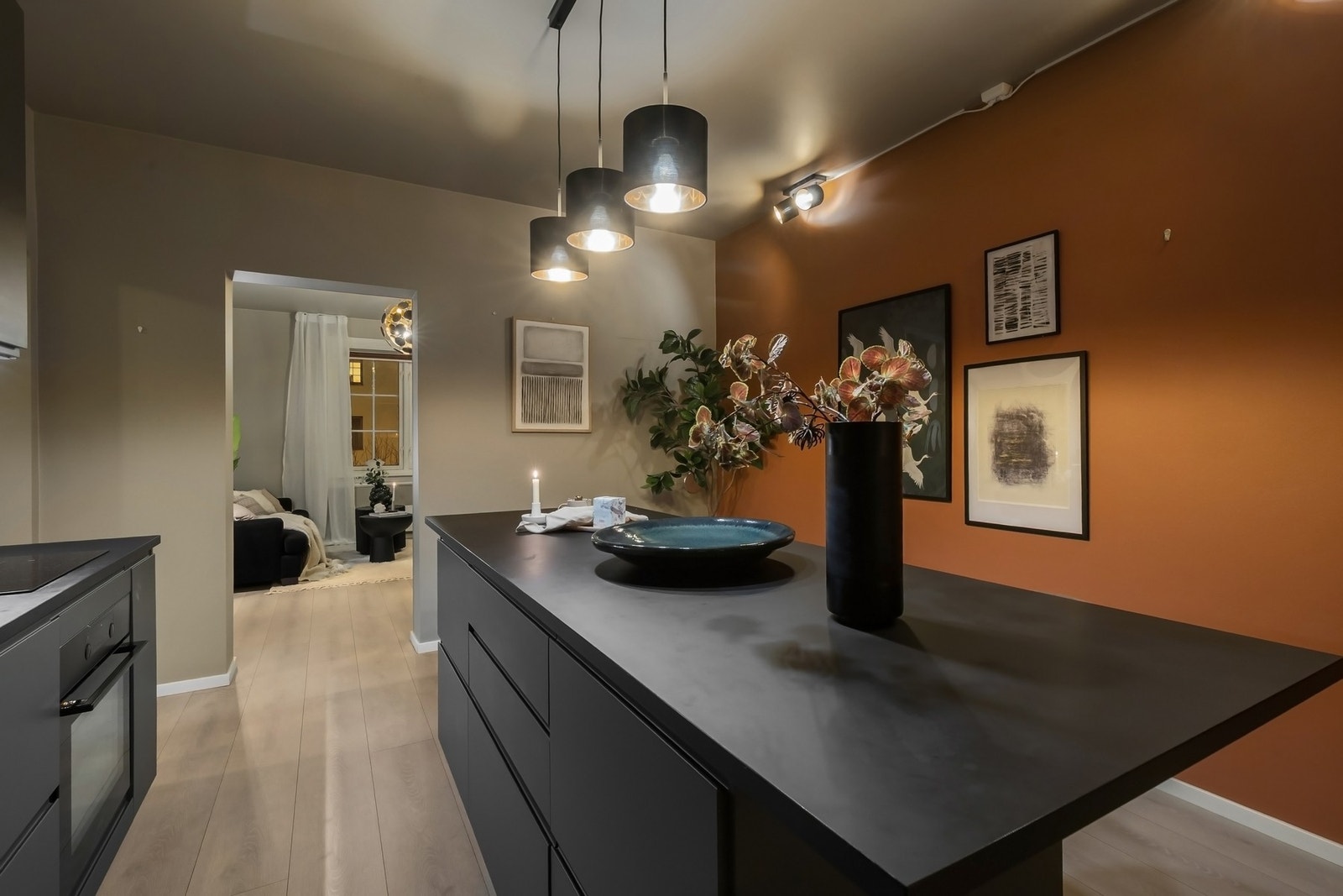 Gjennomgående og stilren 2-roms i klassisk bygård, totaloppusset i 2021 med moderne løsninger, god romfølelse og gjennomført uttrykk. Galleribilde