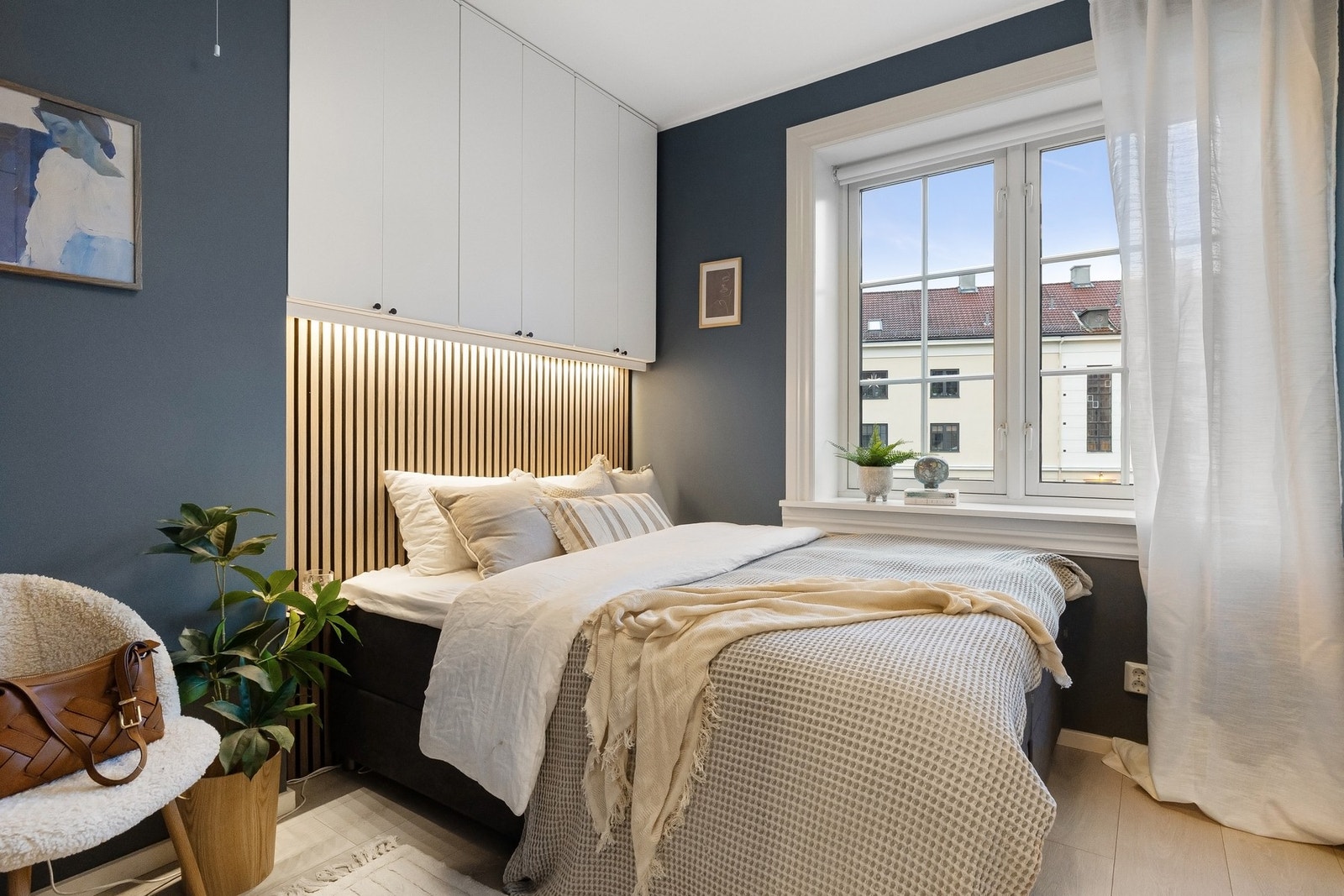 Soverom med direkte adkomst til bad og gjennomført, plassbygget løsning med skap over seng og spilevegg/sengegavl. Galleribilde