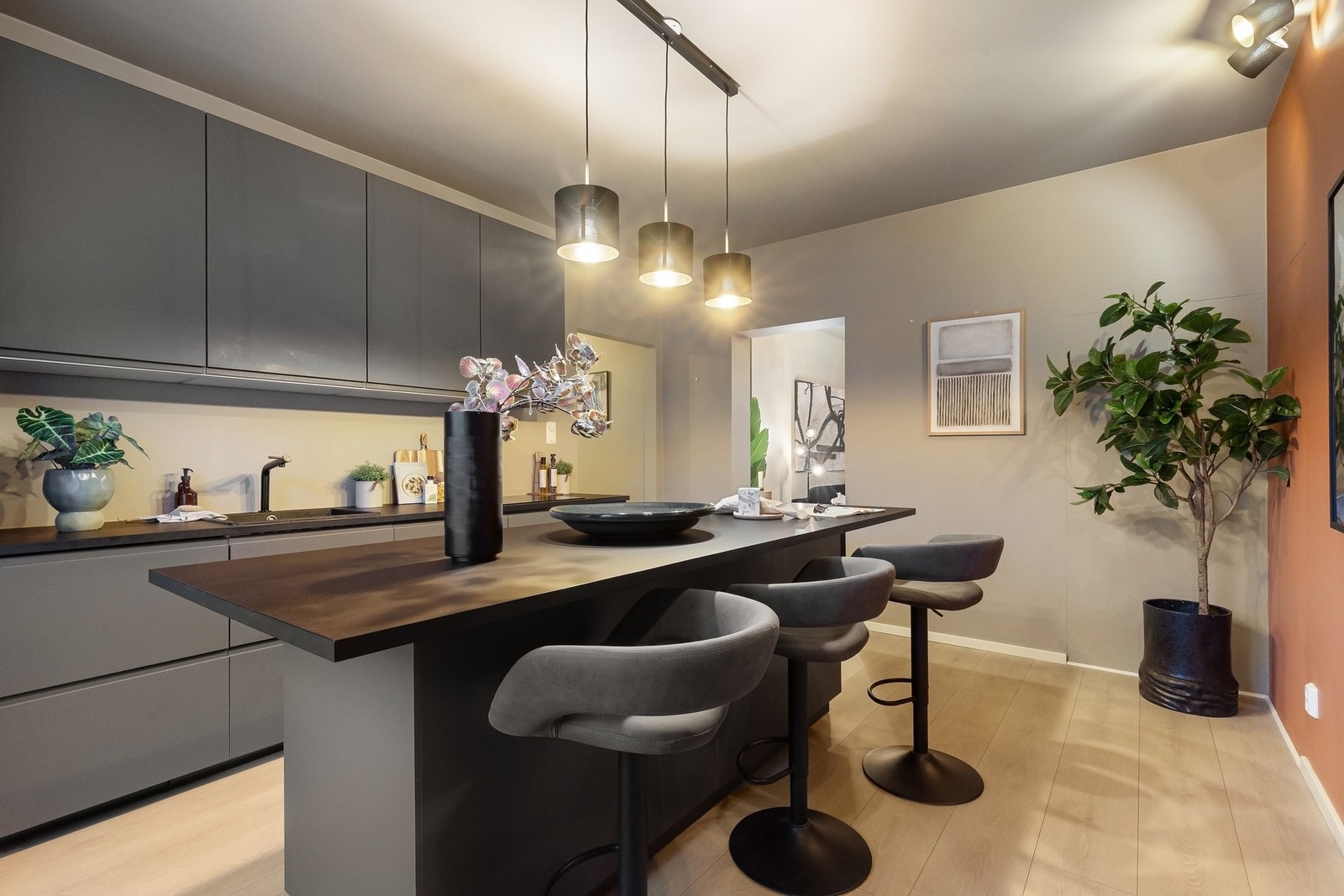 Kjøkkenøy med bardiskløsning som gir ekstra arbeidsflate og fungerer som en naturlig sosial sone. Galleribilde