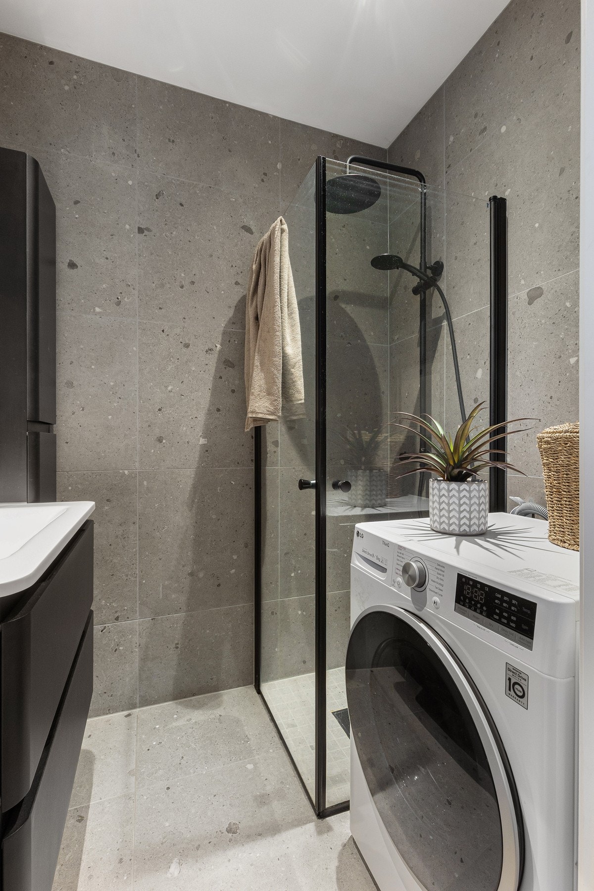 Flislagt baderom fra 2021 med gulvvarme, dusjhjørne med innfellbare glassdører og opplegg for vaskemaskin. Galleribilde