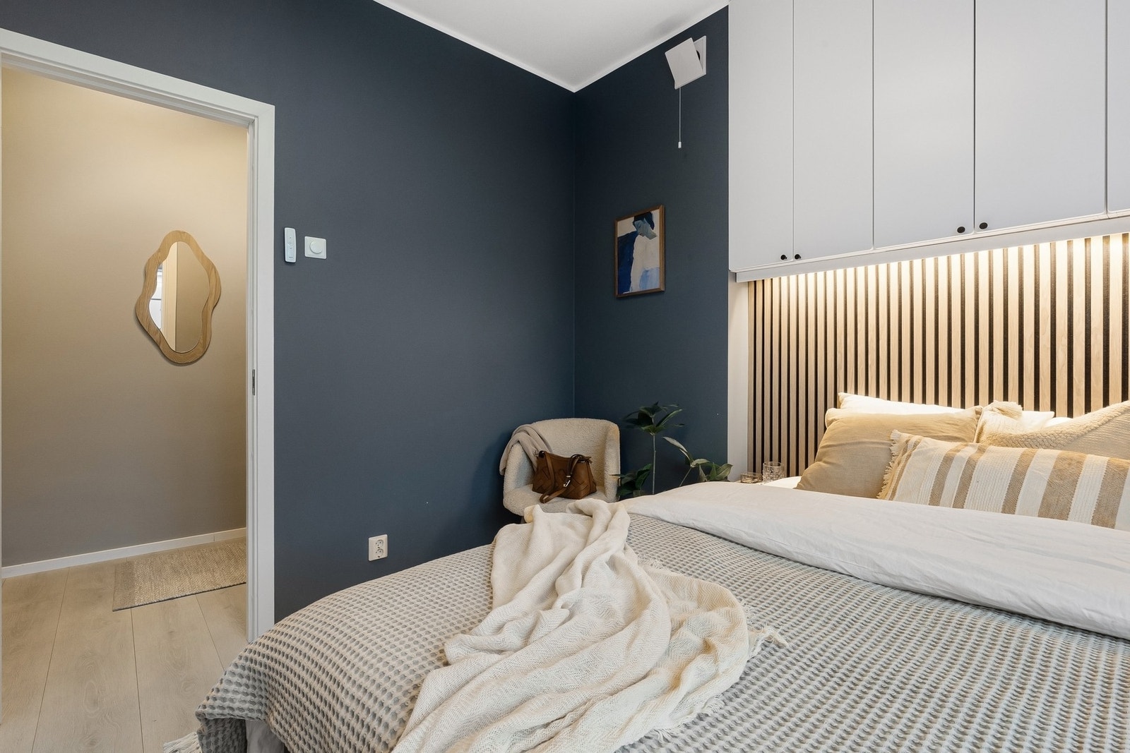 Rolig og skjermet soverom, vendt mot bakgård med elektrisk, spesialtilpasset rullegardin og harmonisk fargevalg. Galleribilde