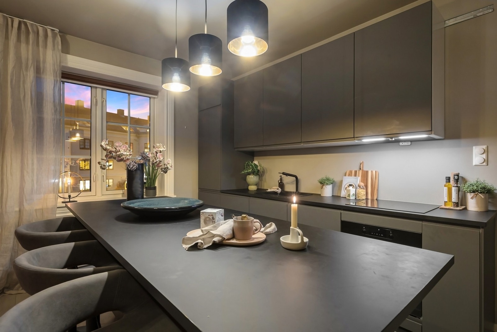 Moderne materialvalg og rene linjer gir kjøkkenet et tidløst og påkostet preg. Galleribilde