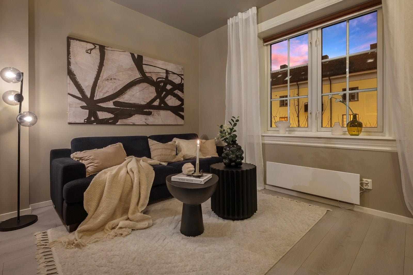 Store vinduer med dype vinduskarmer gir rommet klassisk bygårdspreg og god romfølelse. Galleribilde