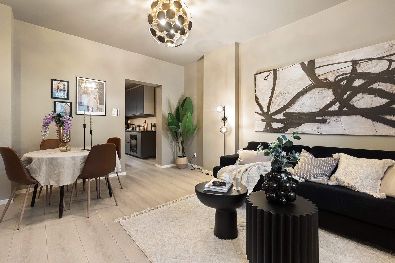 Gjennomført material- og fargevalg skaper en rolig og helhetlig atmosfære i oppholdsrommet. Galleribilde