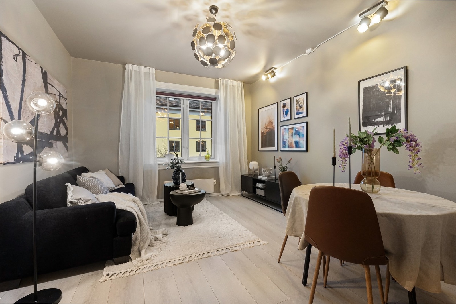 Gulvflatene er belagt med ekstra brede og lange laminatbord av høy kvalitet (BerryAlloc Grand Avenue), som gir et eksklusivt og robust uttrykk. Galleribilde