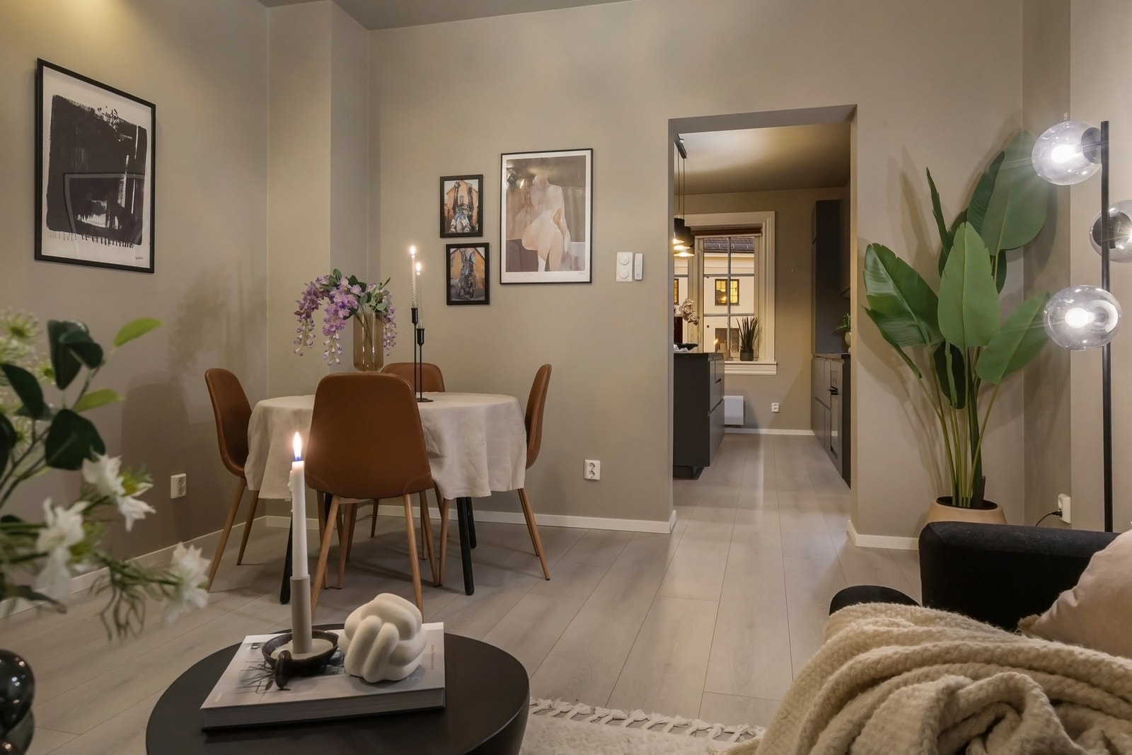 Det er pipeløp i stue/kjøkken, noe som gir mulighet for montering av ildsted dersom ønskelig. Galleribilde