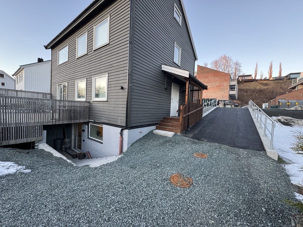 Ingang til kjellerleiigheten til venstre Galleribilde