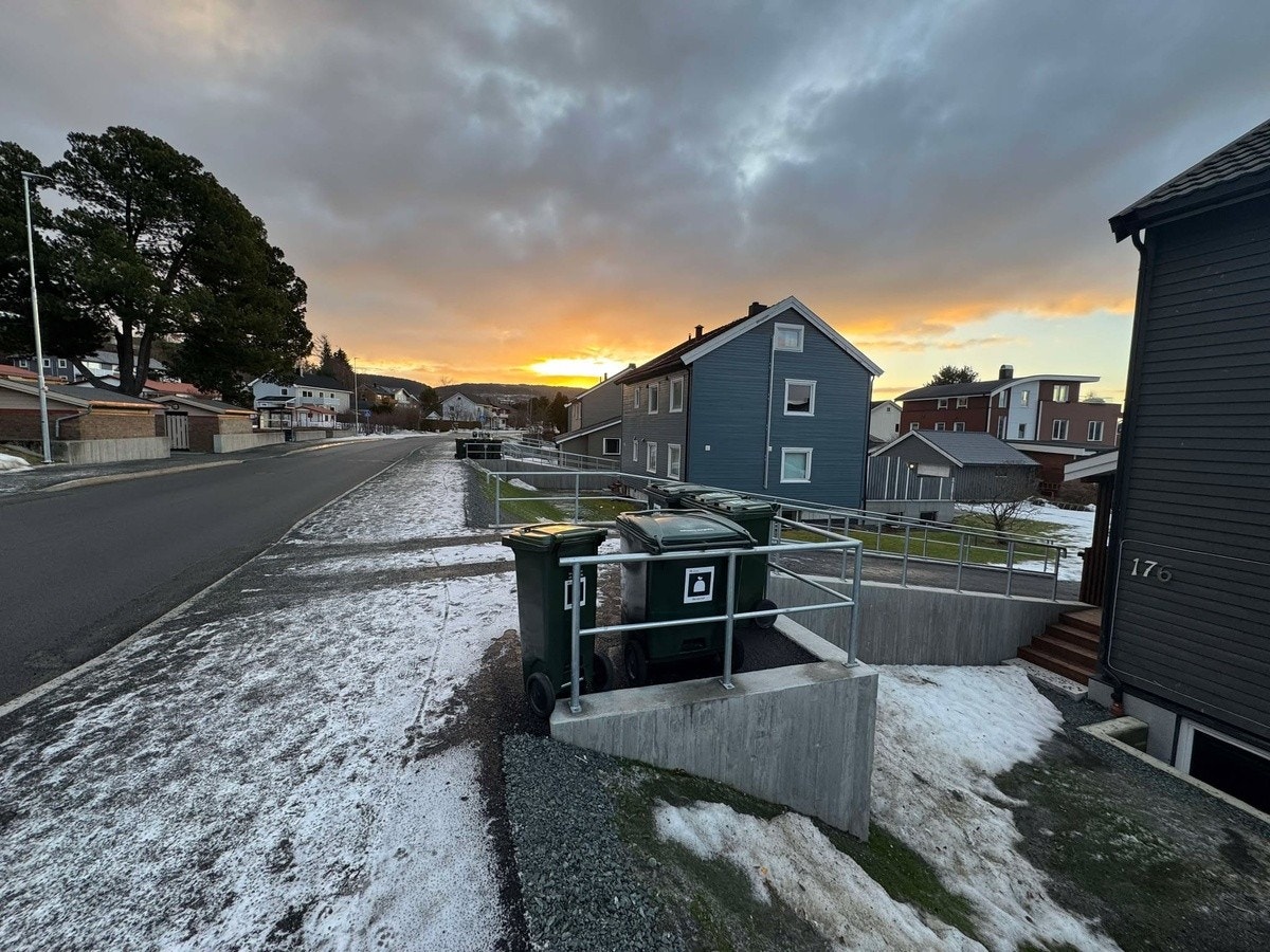 Bussholdeplass 50 meter fra huset, Anton Grevskotts veg Galleribilde