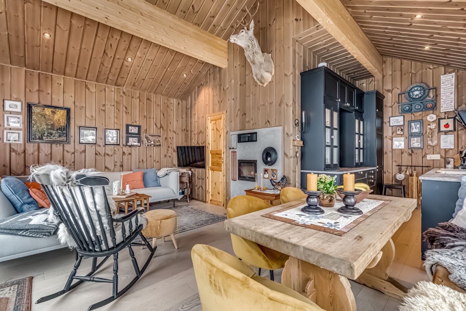 Stuen har åpen løsning til nyere kjøkken innredning. Galleribilde