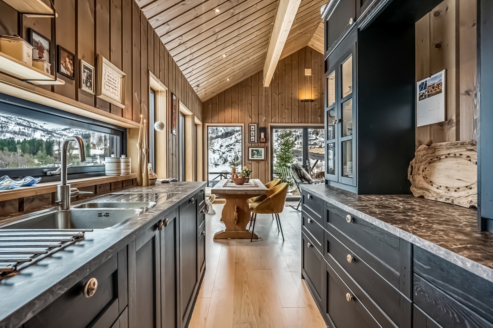 Godt med skap- og benkeplass på kjøkkenet. Galleribilde