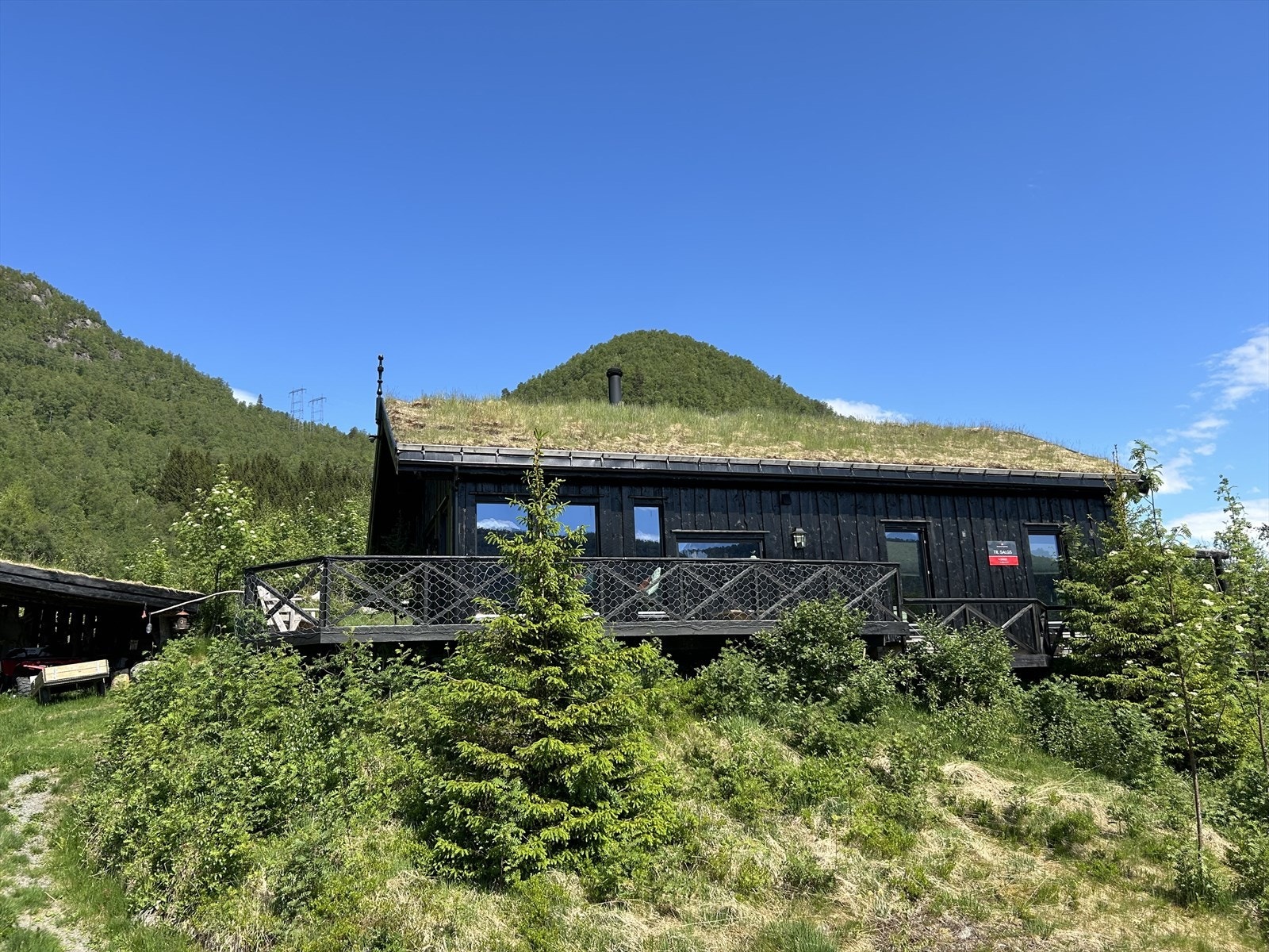 Hytta ligger flott til høyt i terrenget. Galleribilde