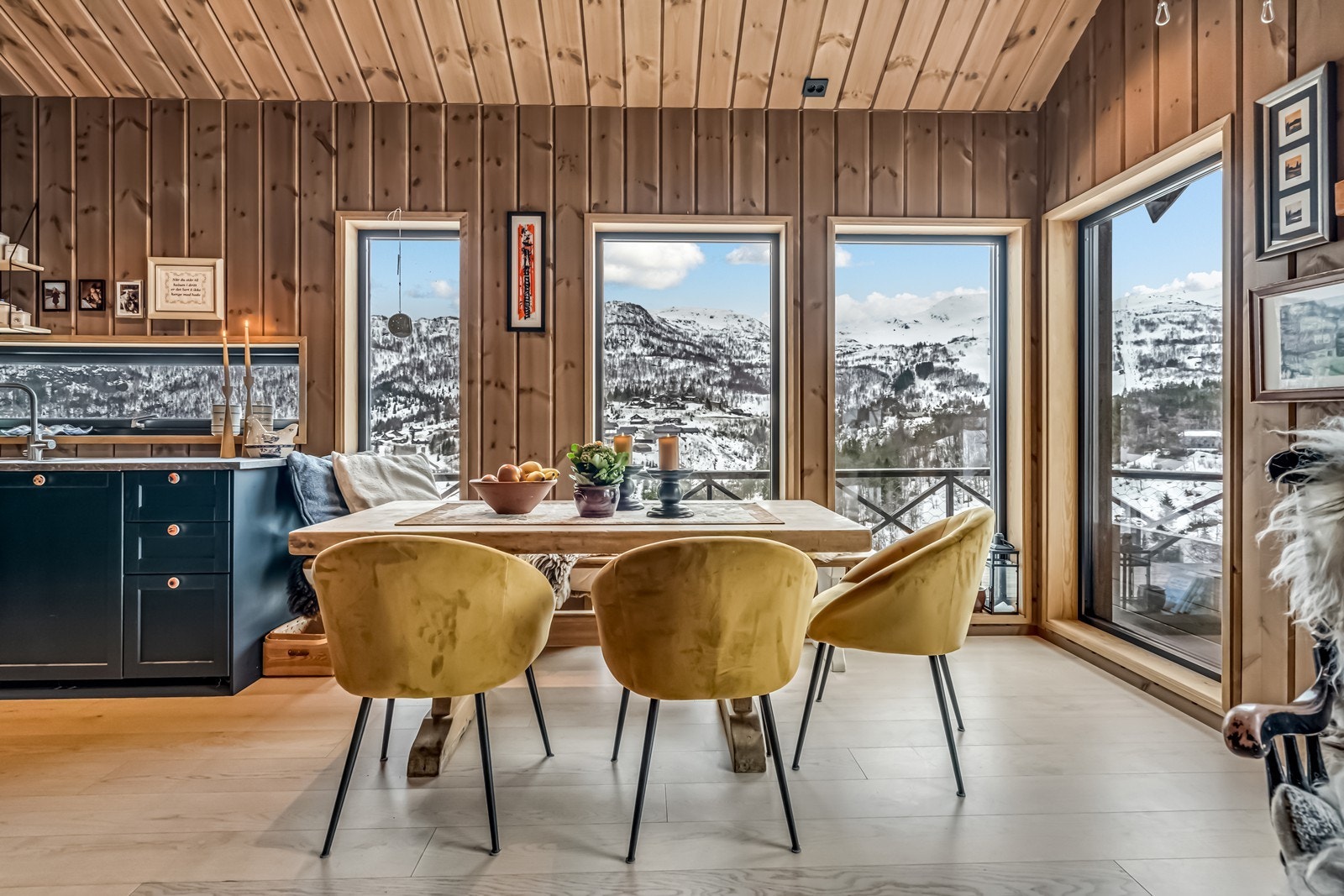 Store vinduer bringer mye lys og naturen tett innpå. Galleribilde