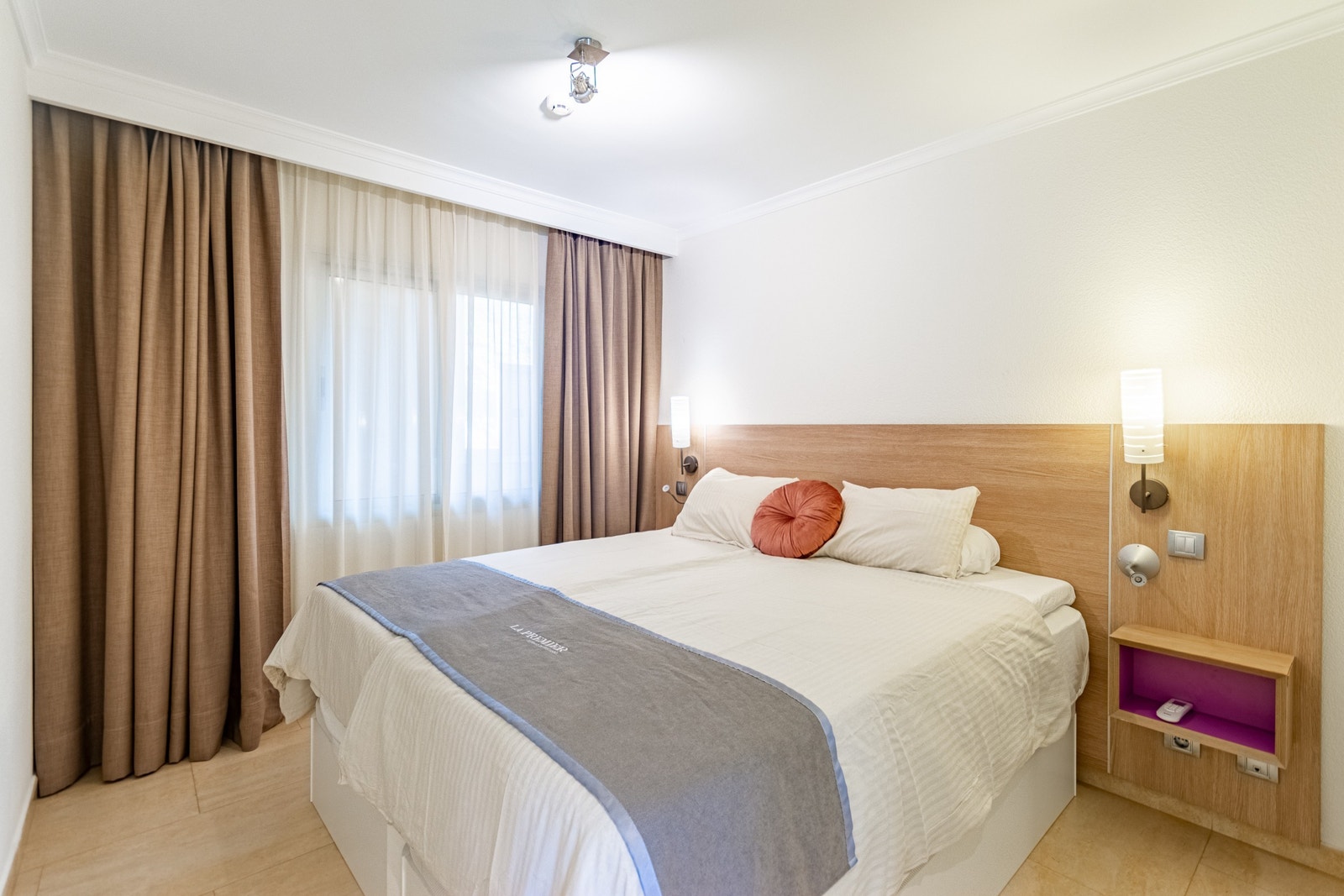 Soverom 1, ny seng med oppbevaring under. Galleribilde