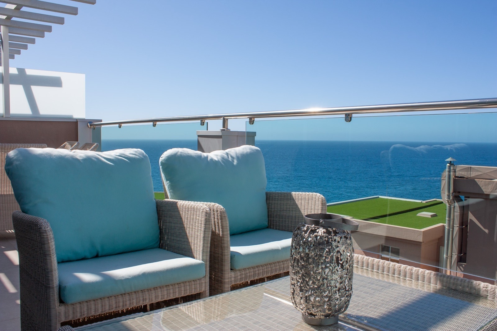 Gode solforhold med nydelig havutsikt fra terrasse, stue og kjøkken Galleribilde