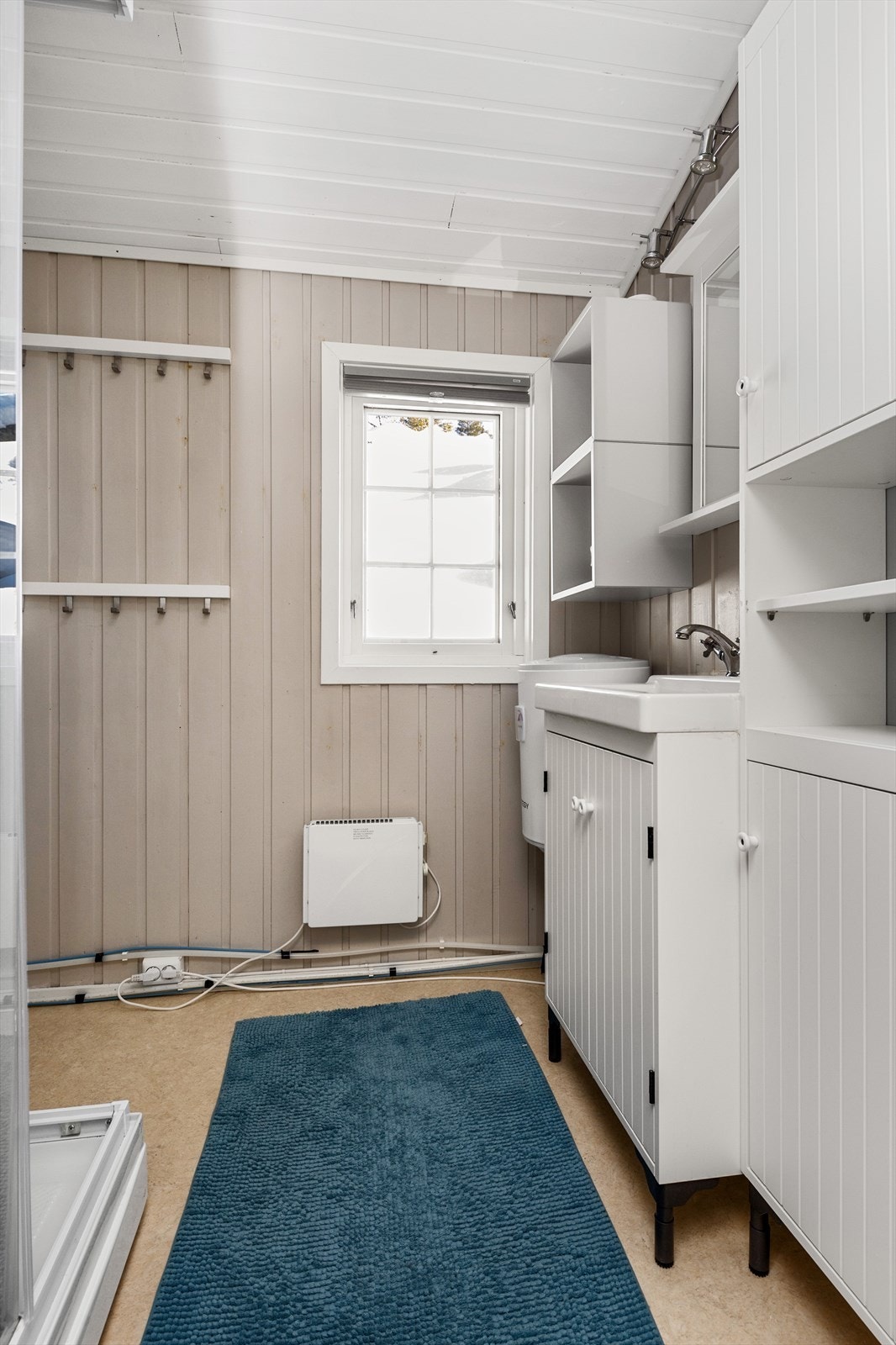 Dusjrommet ble oppgradert i 2020 med nytt dusjkabinett, varmtvannstank, og baderomsinnredning fra IKEA. (Merk at hytta ikke har lovlig innlagt vann) Galleribilde