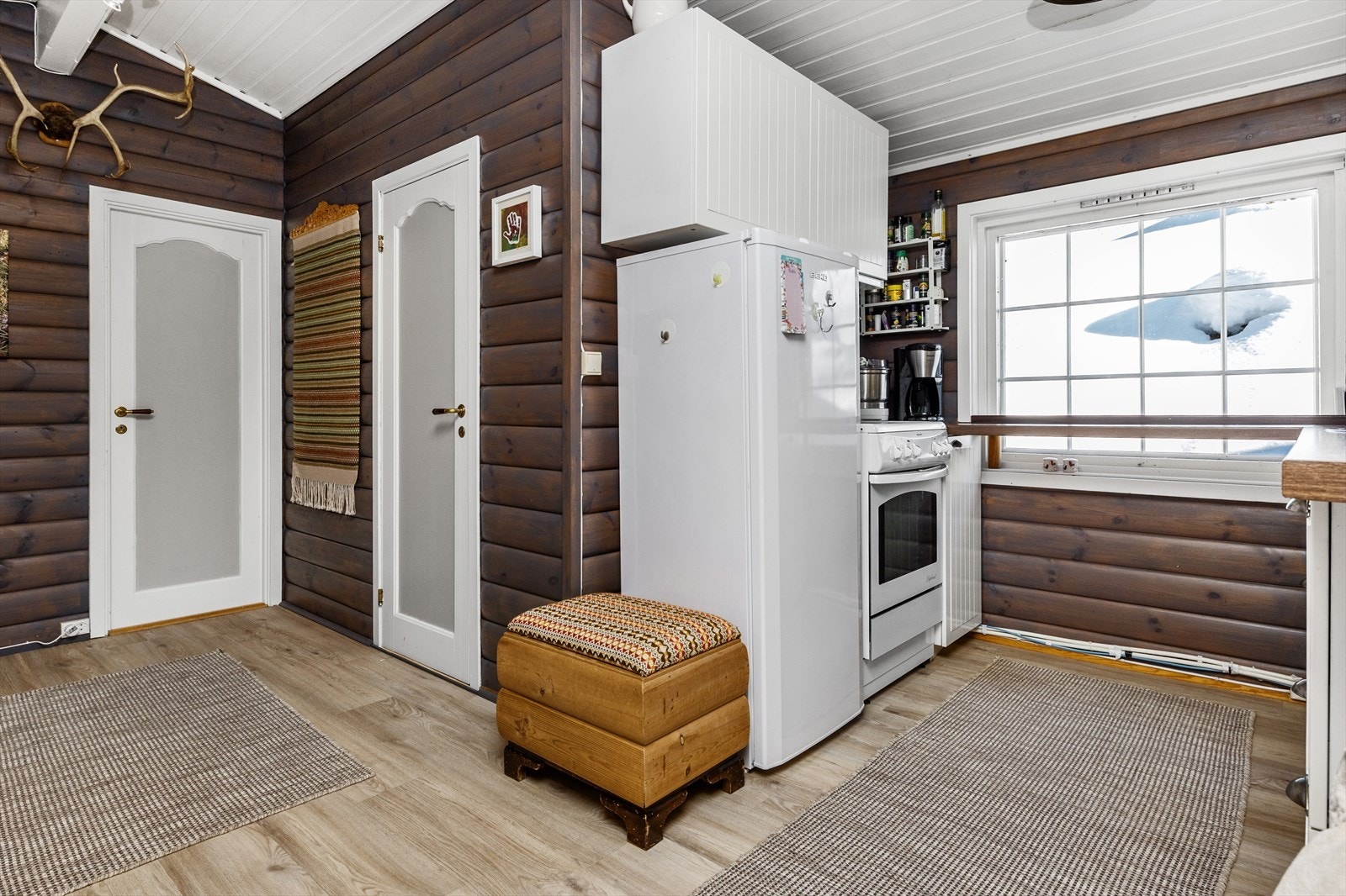 Kjøkkenet har innredning fra IKEA (2014) med profilerte fronter og laminat benkeplate Galleribilde