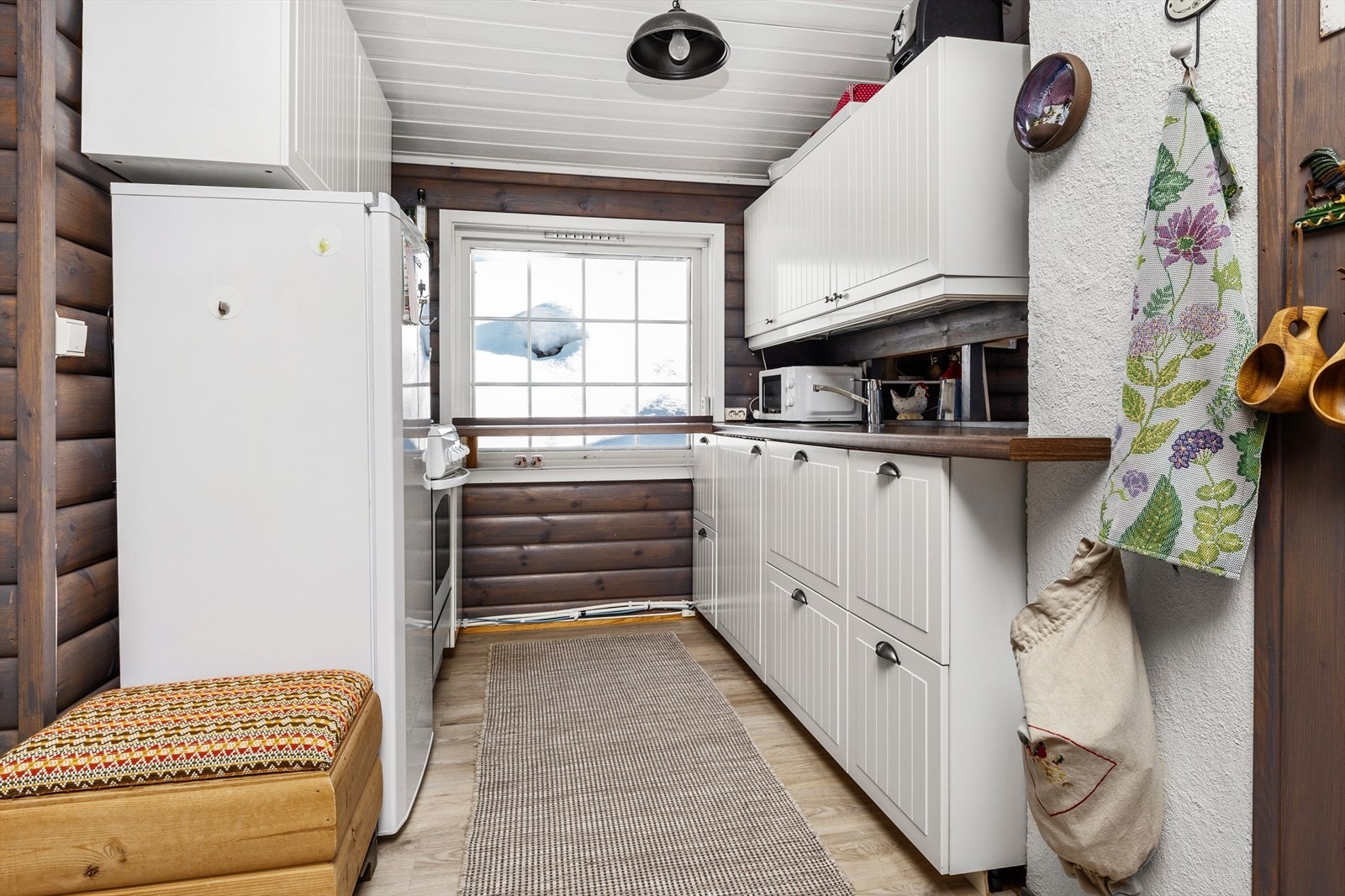 Kjøkkenet har innredning fra IKEA (2014) med profilerte fronter og laminat benkeplate Galleribilde