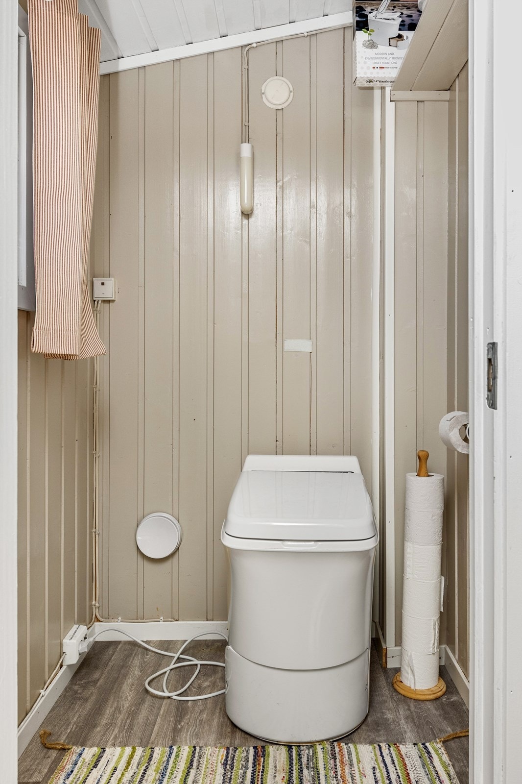 Toalettrommet har Cinderella forbrenningstoalett. Galleribilde