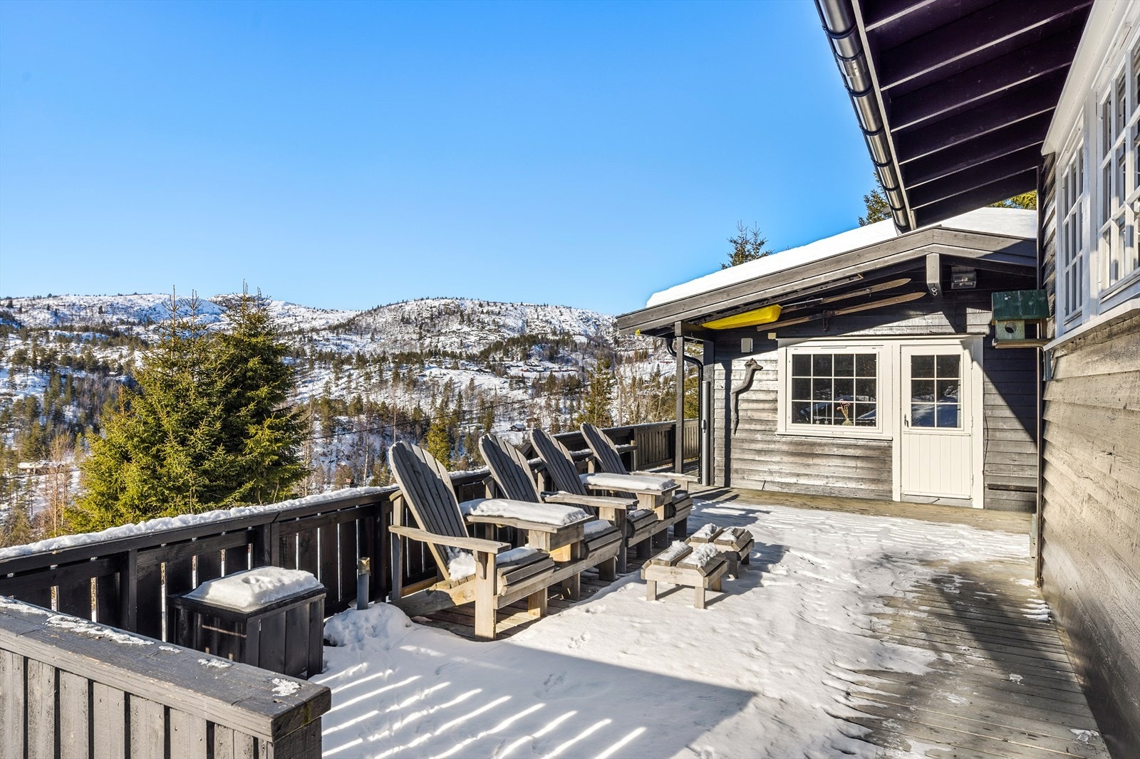 Romslig terrasse med gode solforhold Galleribilde