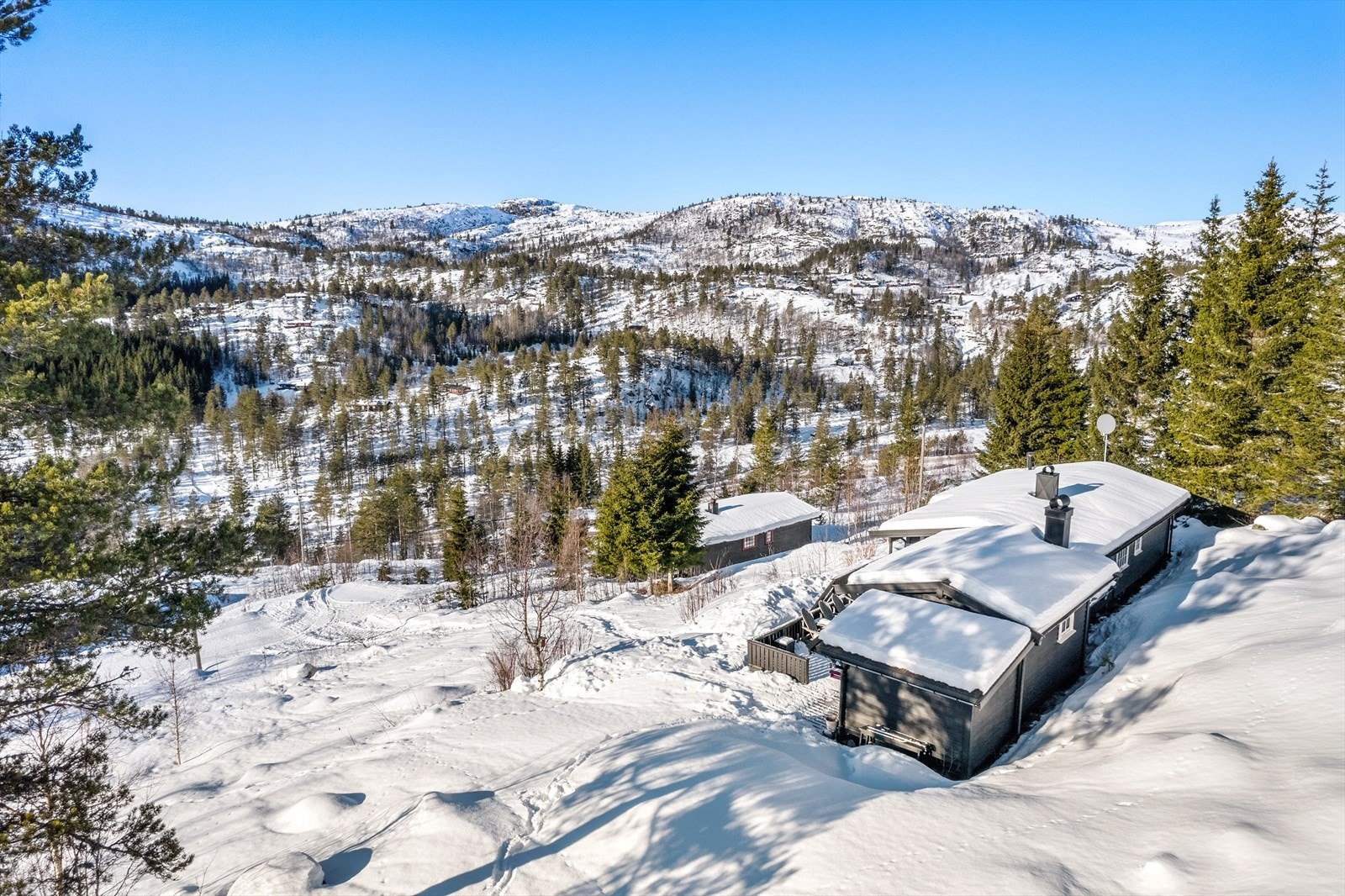 Oppkjørte skiløyper rett utenfor hyttedøren Galleribilde