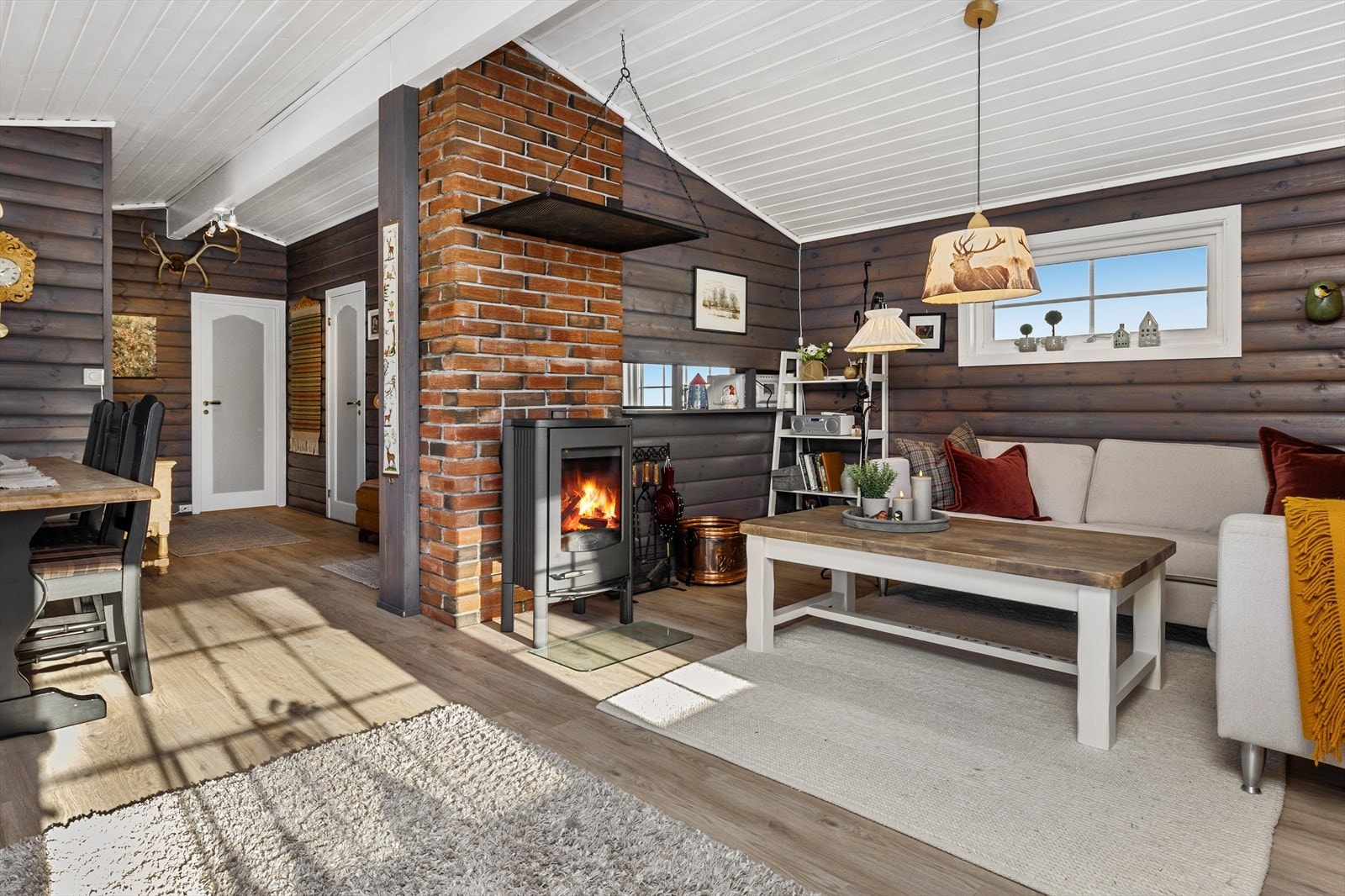 I 2023 ble det lagt nytt laminatgulv i stue/kjøkken Galleribilde