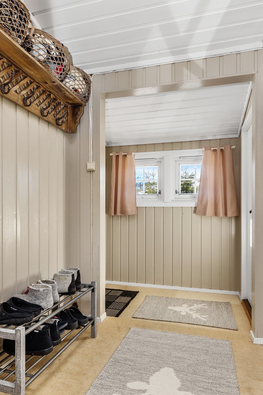 Entréen har plass til yttertøy og sko Galleribilde