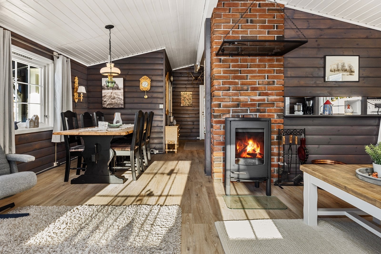 Stuen har god takhøyde og store vinduer med utsikt til fjellene Galleribilde