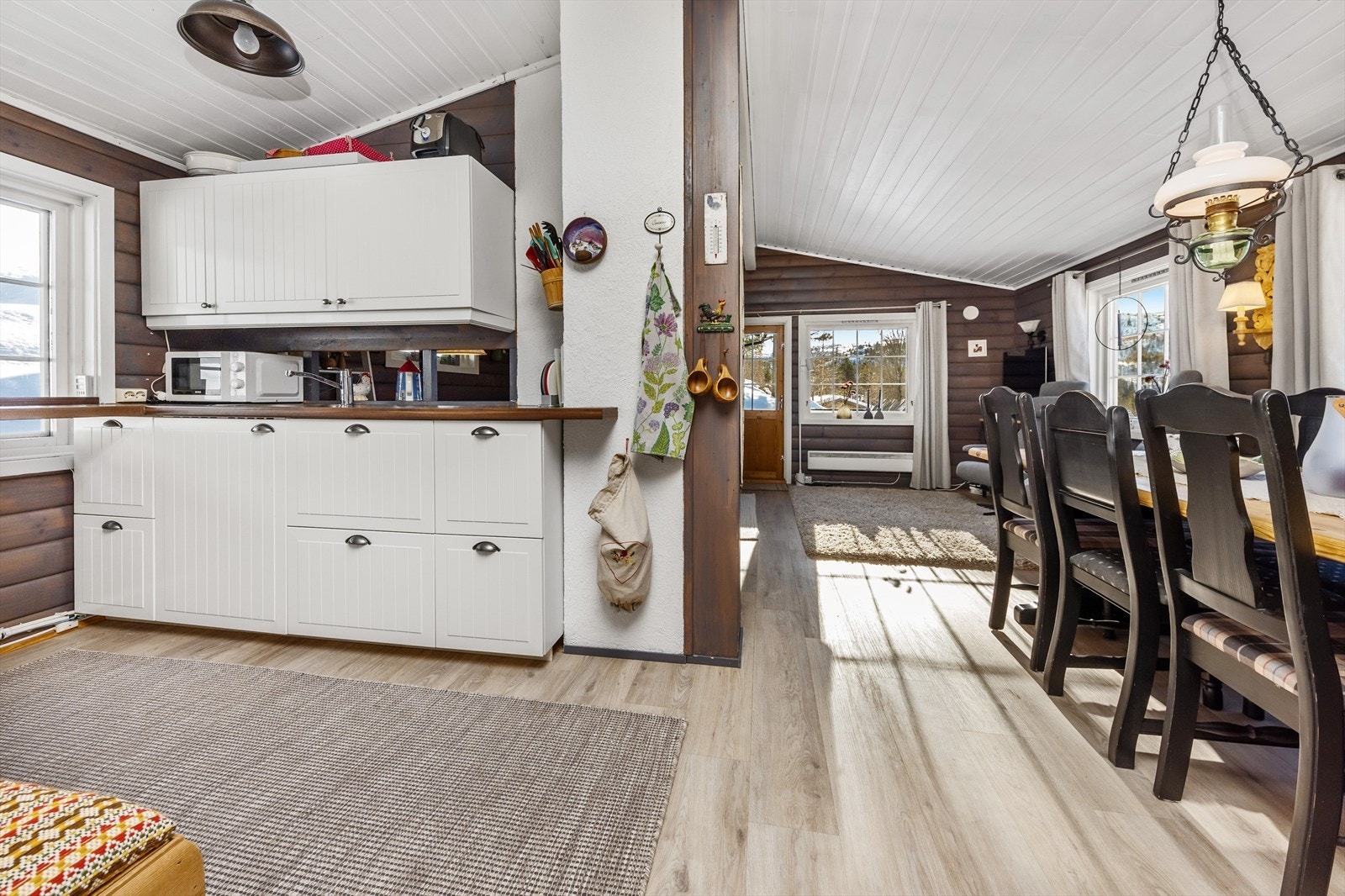 Det er plass til et stort spisebord som fungerer som et sosialt samlingspunkt Galleribilde