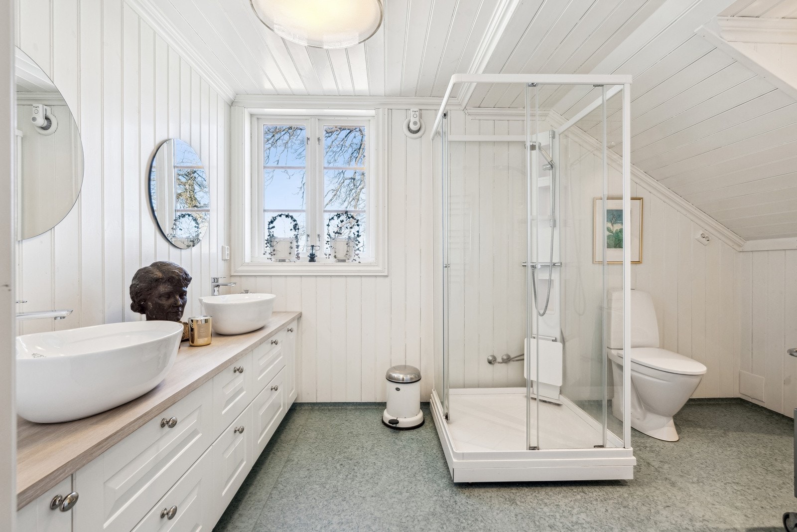 Boligen har et moderne bad fra 2020 i andre etasje, et separat toalettrom i første etasje og et teknisk rom/vaskerom i kjelleren Galleribilde