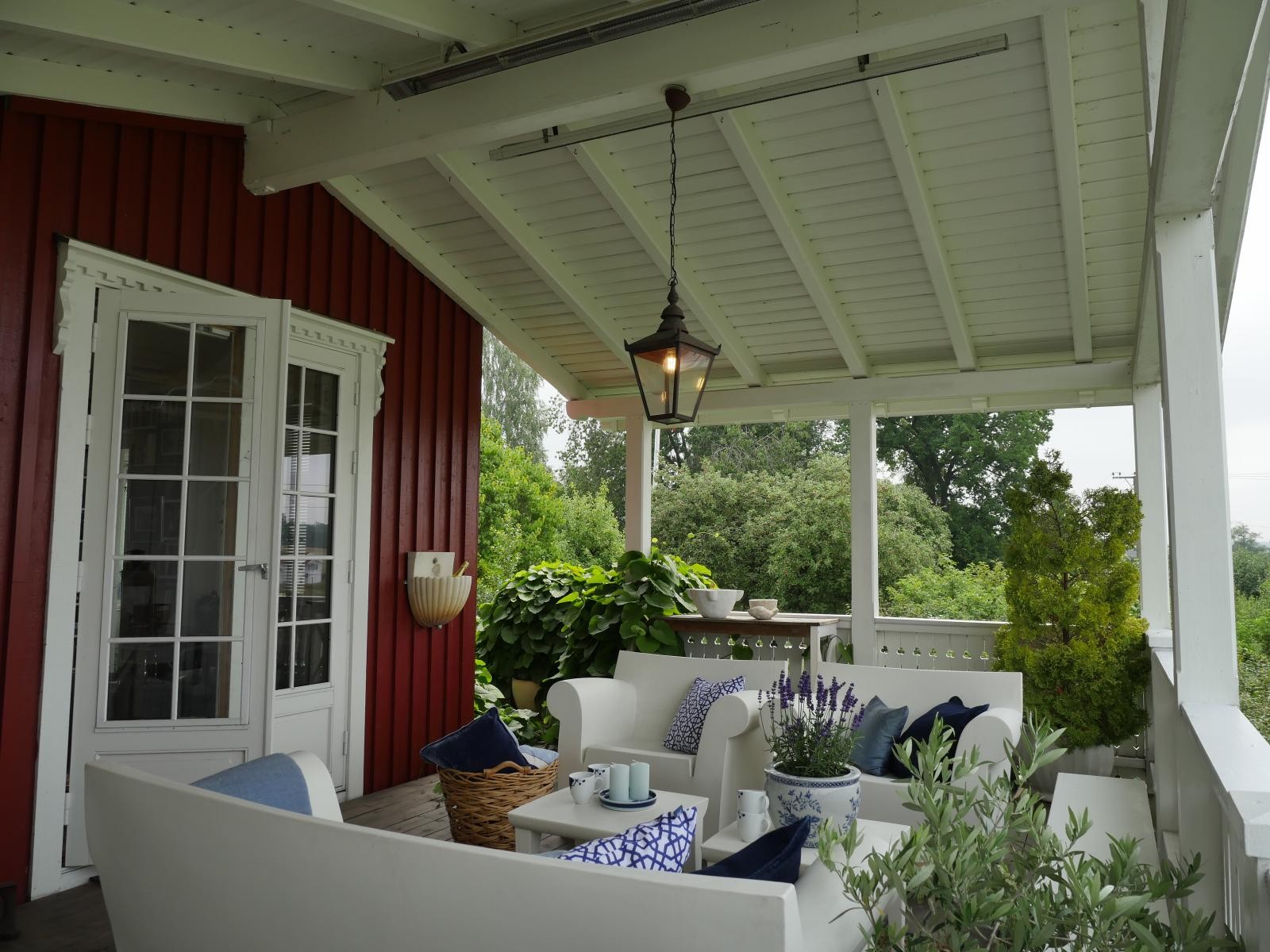 Den ene stuen har utgang til en overbygd veranda. Galleribilde