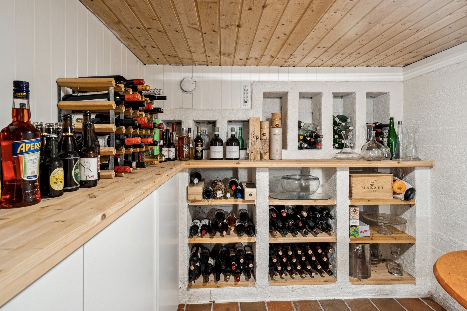 Et av rommene i kjelleren egner seg godt som vinkjeller. Galleribilde