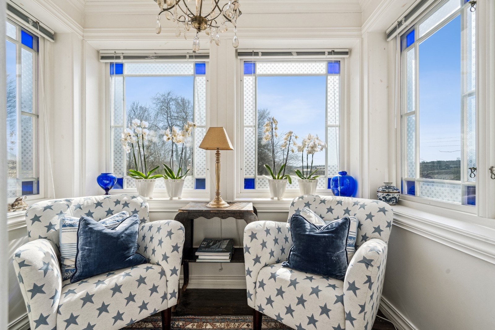 Vinterhagen er et vakkert rom med dekorvinduer på tre sider med frostet mønster og koboltfarget glass. Galleribilde