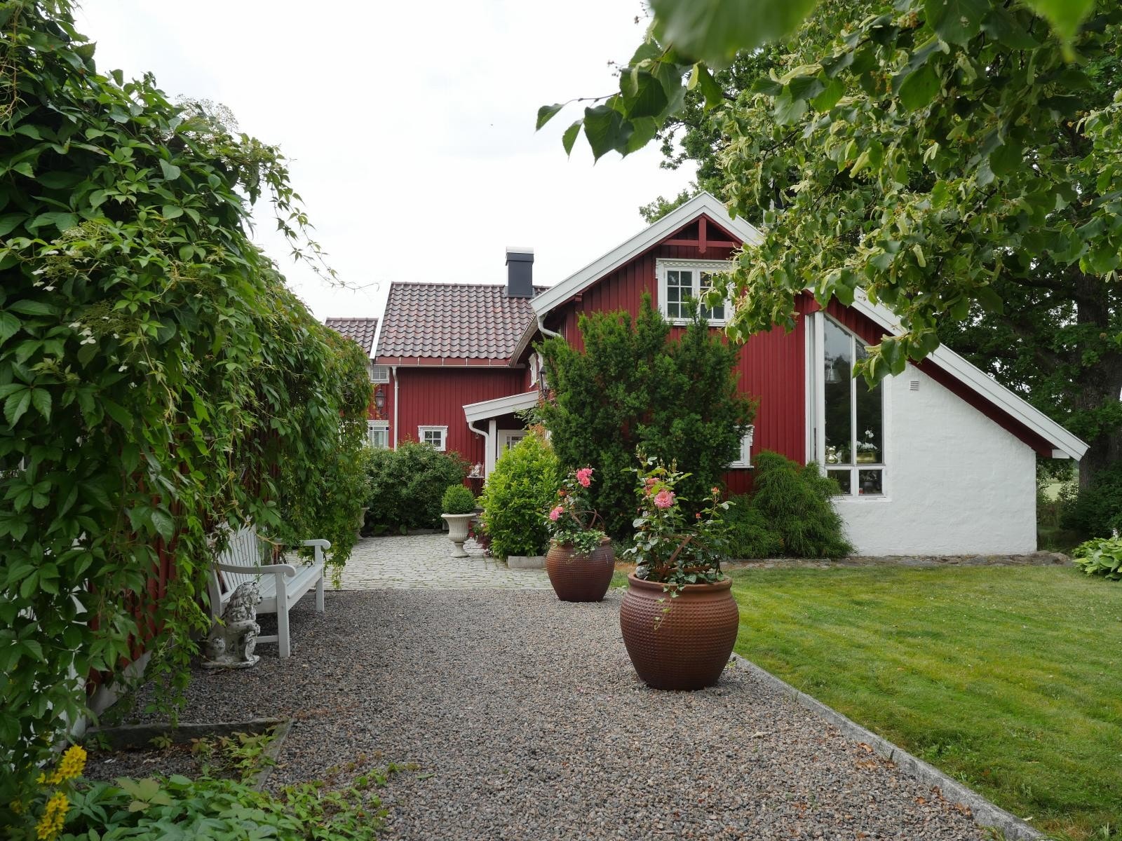 Utenfor inngangen og hagestuen er det lagt brostein Galleribilde