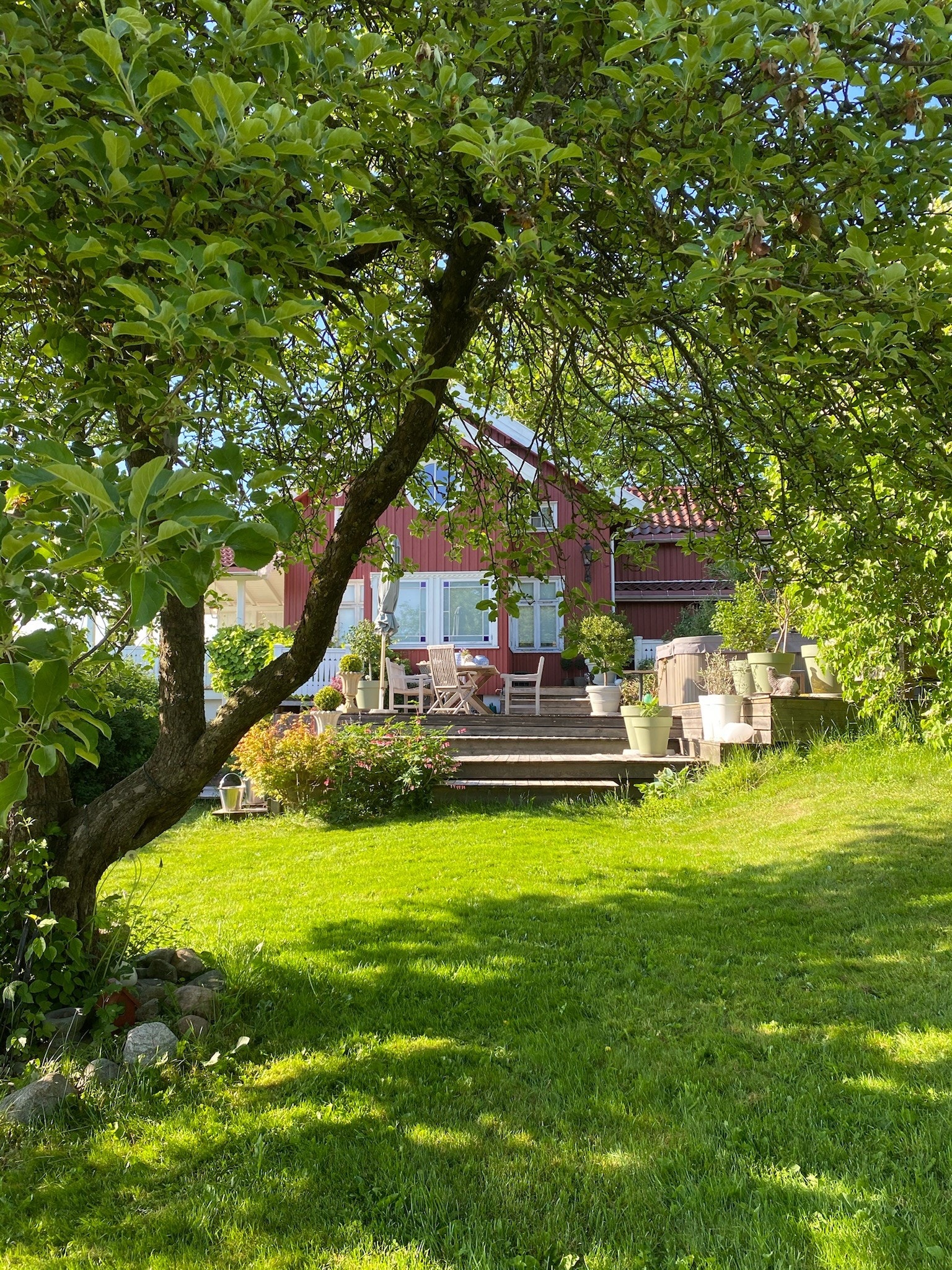 Det rødmalte huset har taktekking fra 2017 med glassert takstein, smårutete vinduer med hvit ramme og fin staffasje, samt sjarm og sjel. Galleribilde