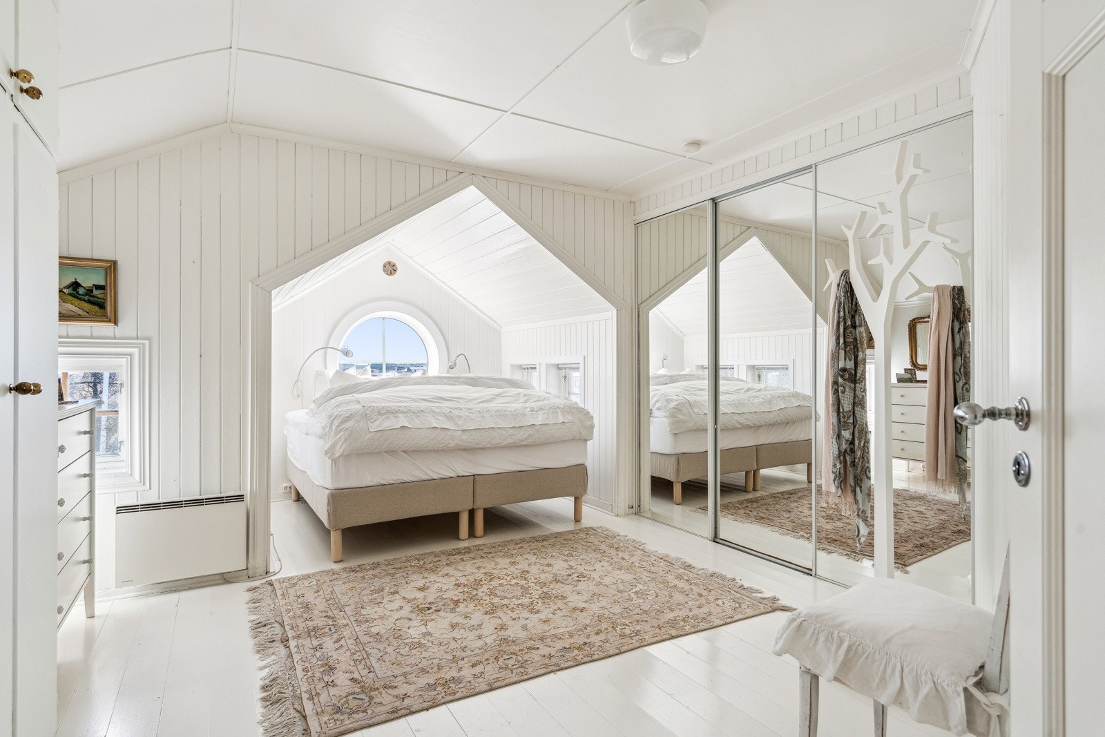 Hovedsoverommet er nydelig, utbygd med et ark i taket som gir perfekt plass til dobbeltseng. Galleribilde