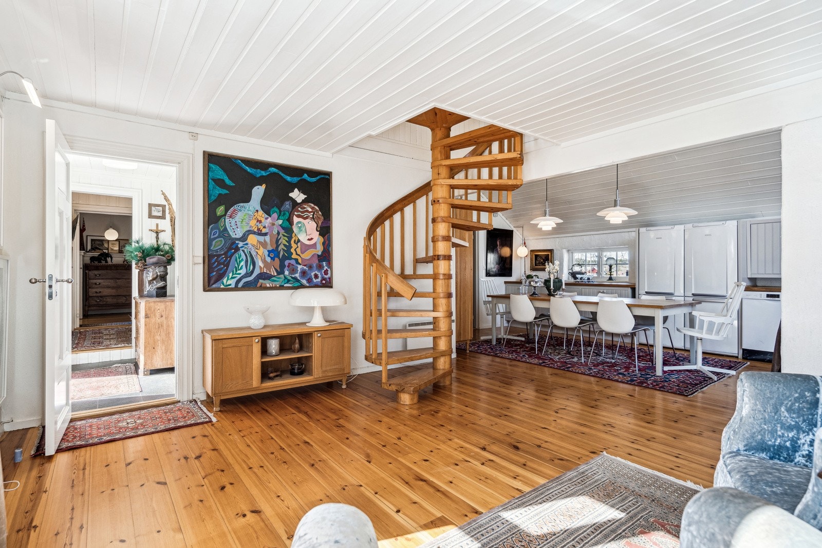 I hjørnet av rommet står en vedovn for ekstra varme. Galleribilde