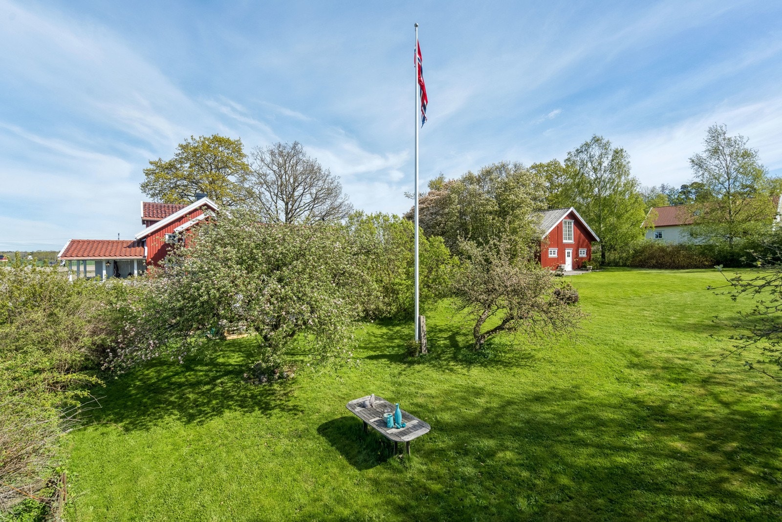 Epletrærnes blomstring er kanskje vårens vakreste eventyr, da vet man at dagene kan nytes utendørs i humlesuset. Galleribilde