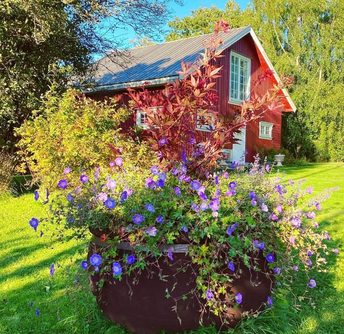 Garasjen har en vakker fasade mot syd. Galleribilde