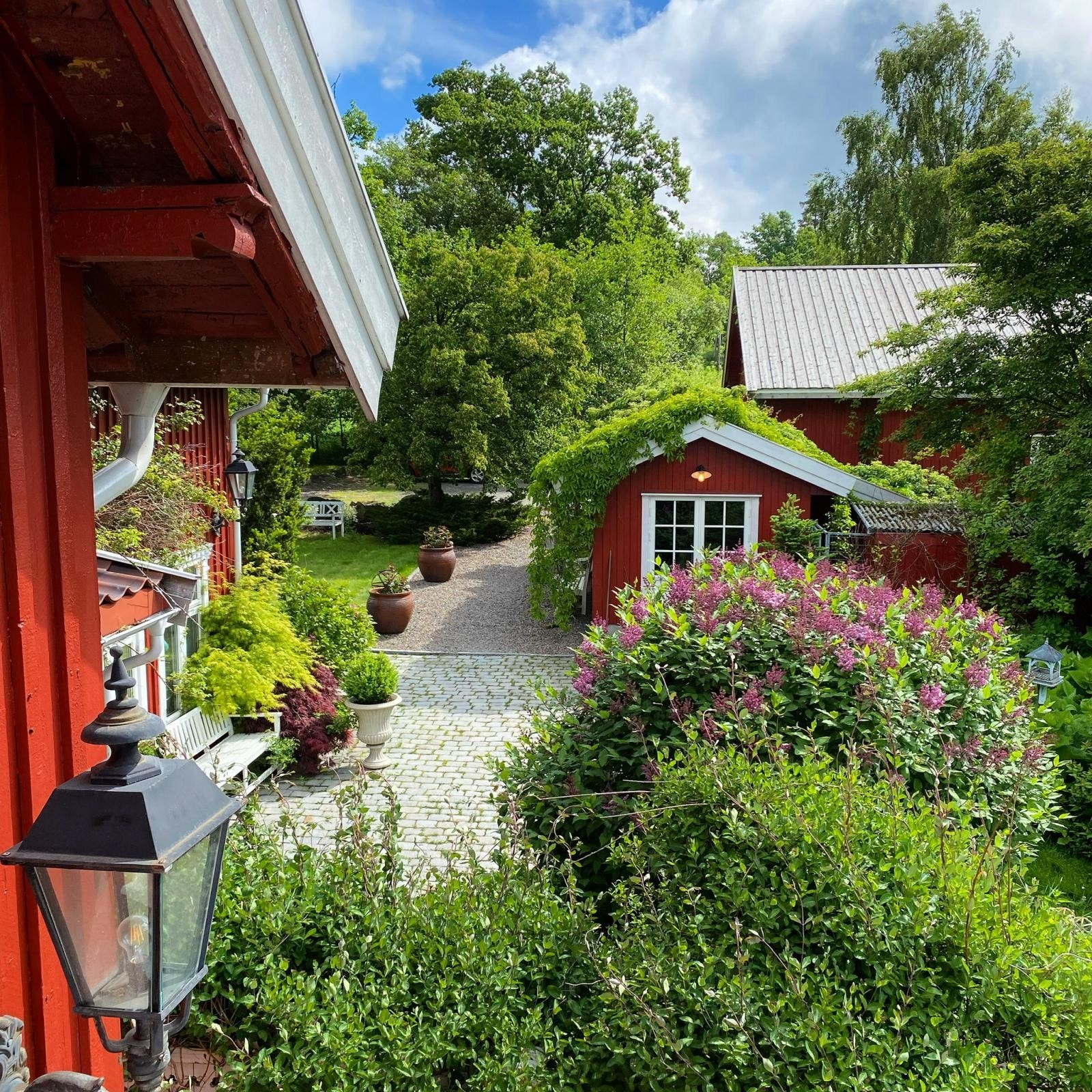 Eiendommen er unikt vakker, med en fortryllende hage som blomstrer fra vår til høst, en velduftende oase, kultivert over flere tiår. Galleribilde