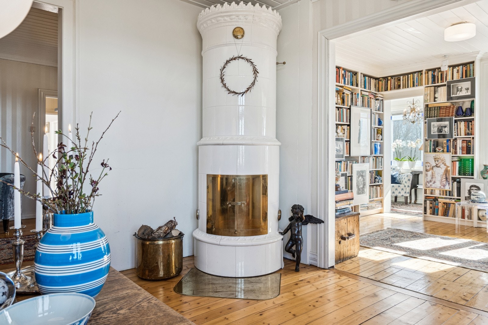 Den største av de fire stuene smykkes av en høyreist, hvit kakkelovn med toppkrone og store messingdører som kan stå åpne. Galleribilde