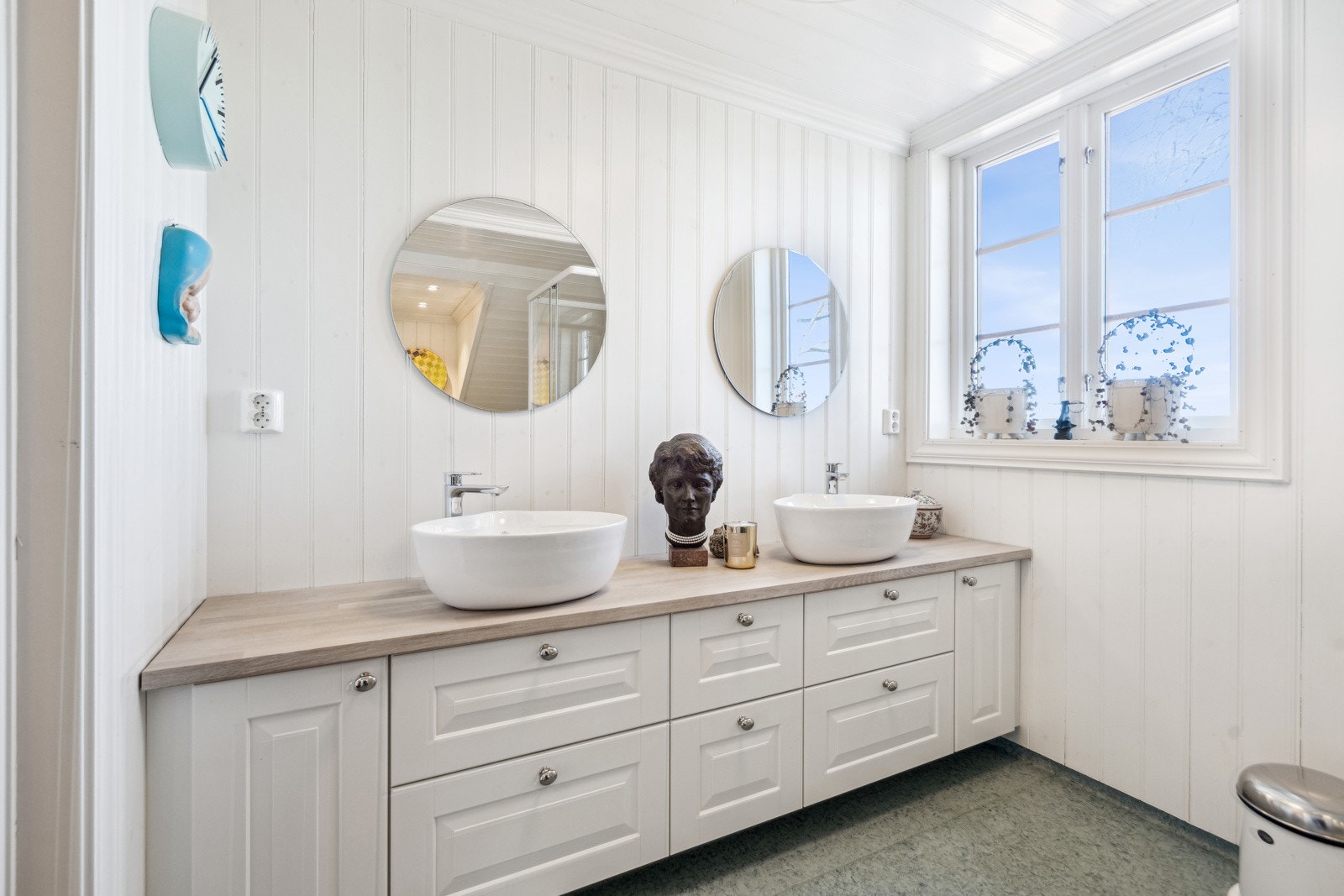 Badet har en fin størrelse, dagslys fra vindu og pen, moderne innredning. Galleribilde