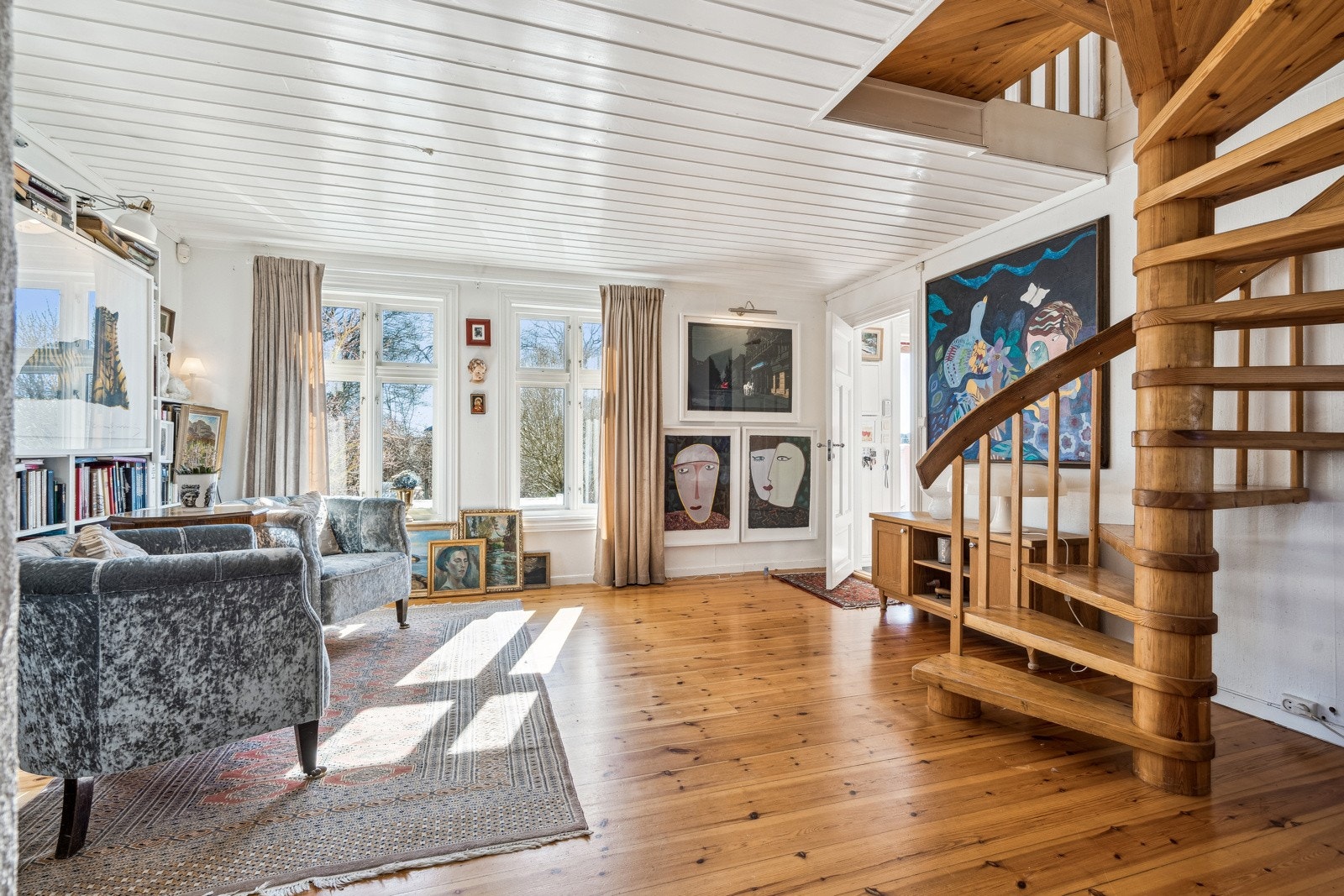 Rommet får dagslys fra store krysspostvinduer og fra mindre vinduer i endeveggen Galleribilde