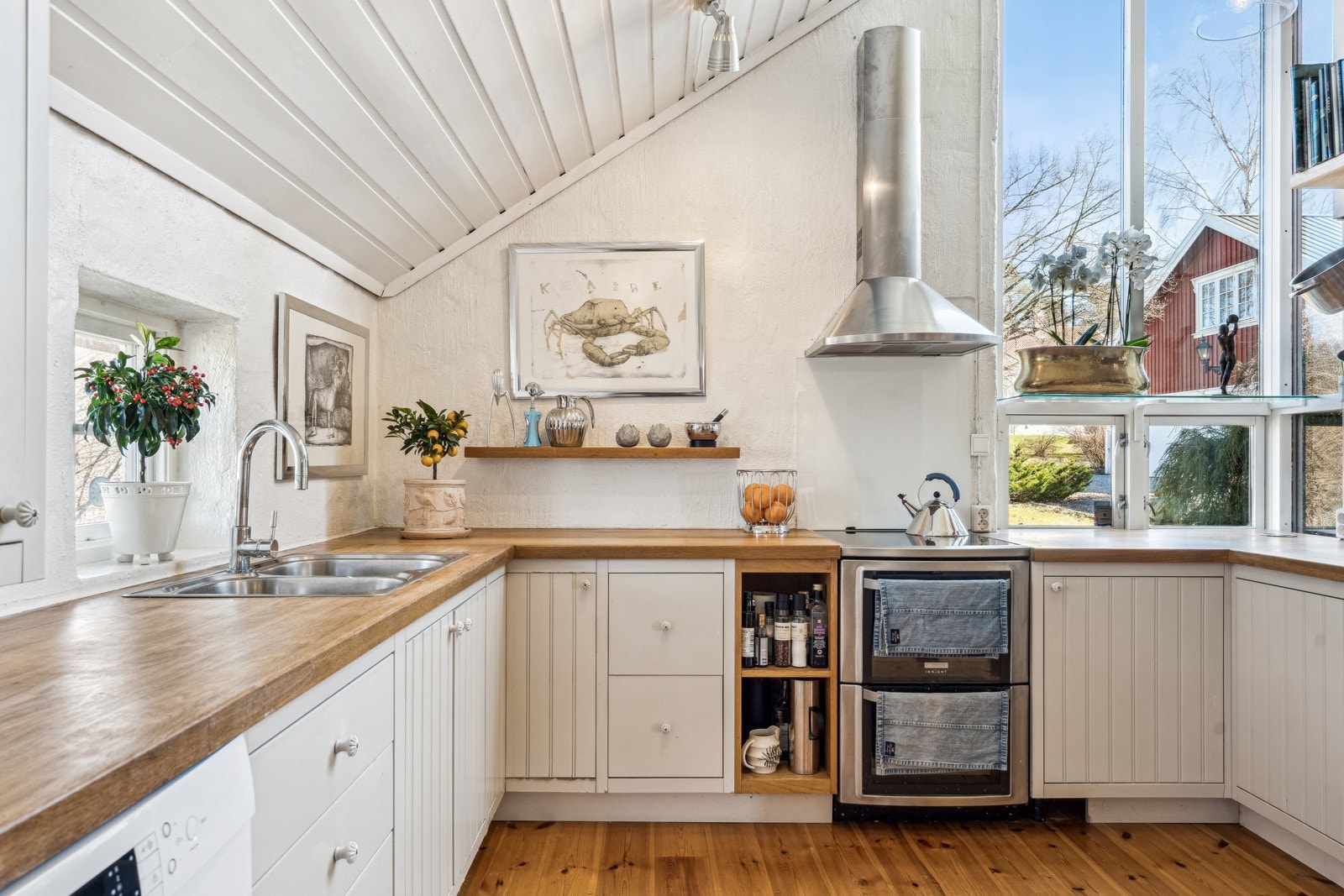 Kjøkkenet har skråtak som gir ekstra takhøyde og vinduer som går fra kjøkkenbenken og helt til mønet. Galleribilde