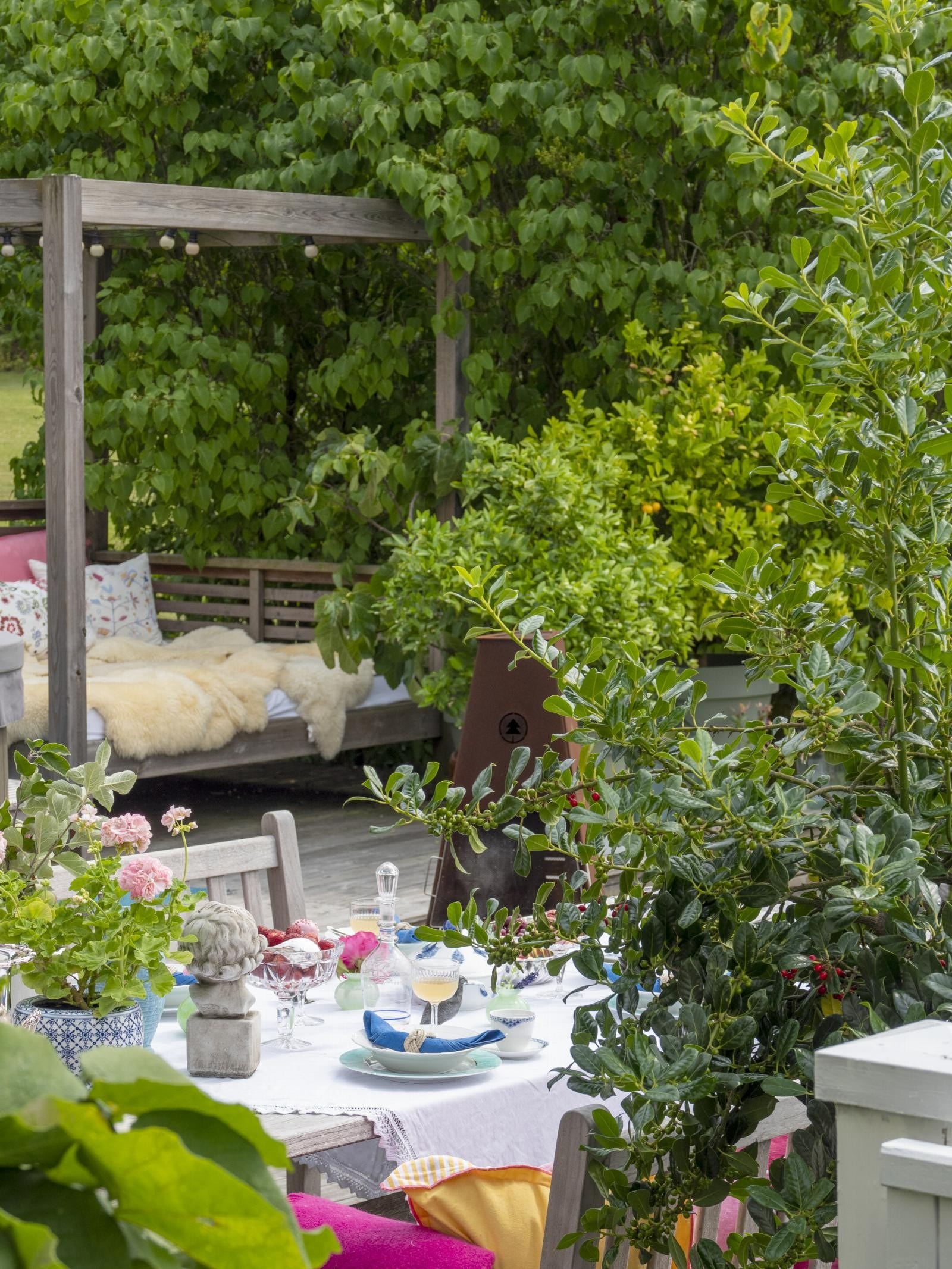 Flere soner for sol og skygge. Jacuzzi og plassbygd daybed Galleribilde