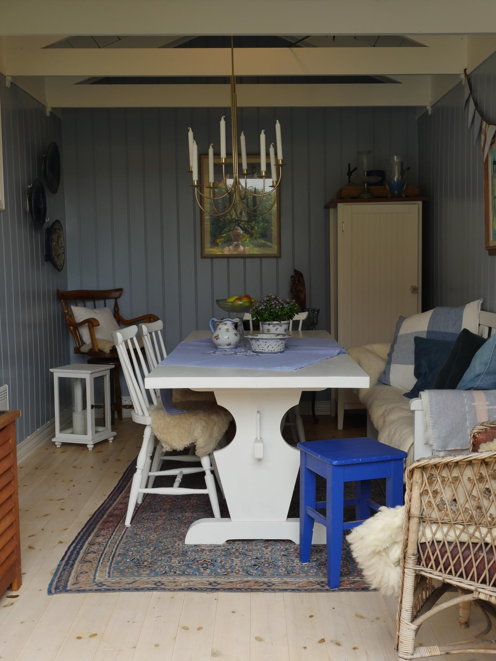 Hagestuen har innlagt strøm og et romslig areal på ca. 15 kvm som gir god plass til spisebord eller annet. Galleribilde