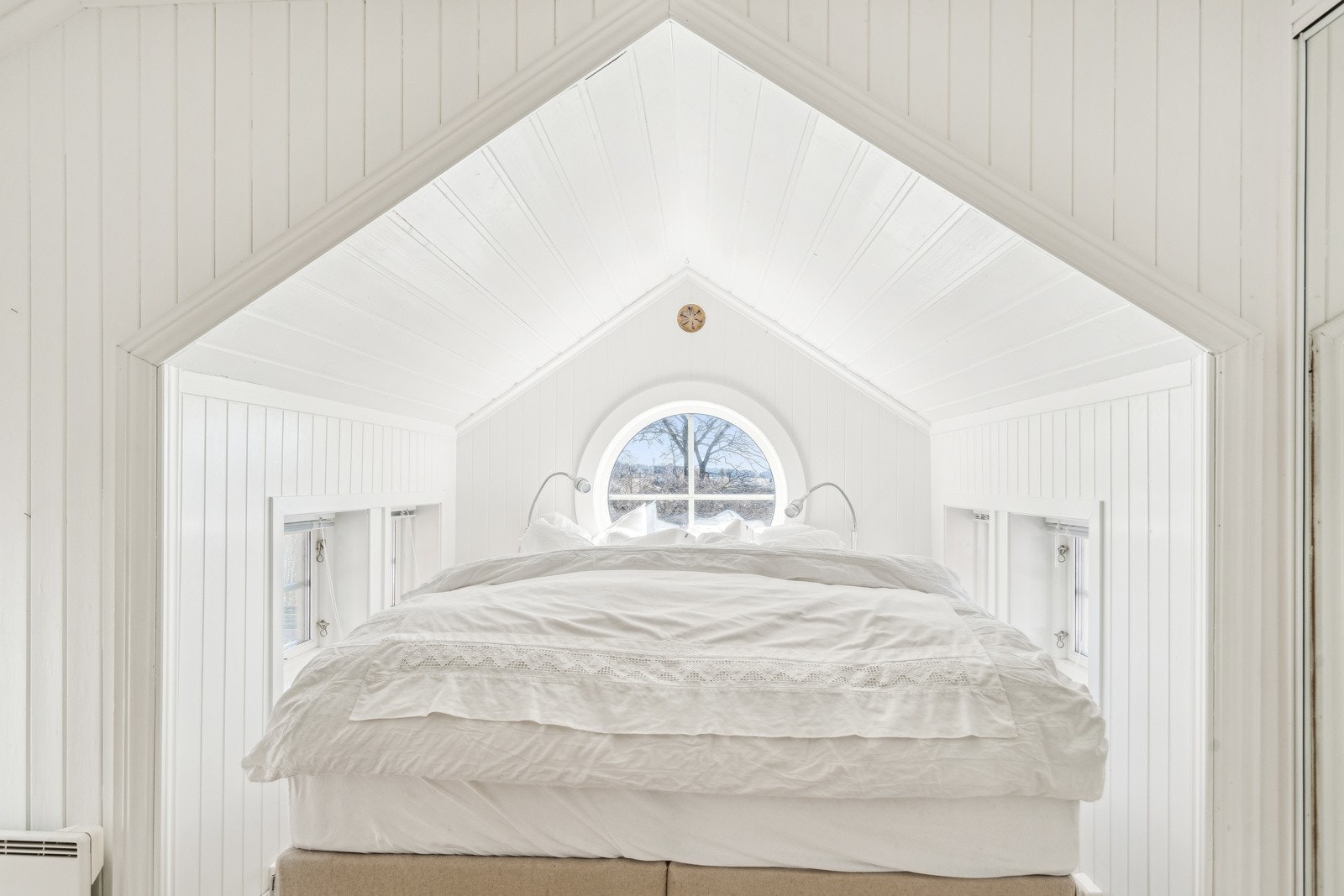 Arket har et rundt vindu i gavlen og smårutede vinduer på sidene som gjør det ekstra lyst og lufti Galleribilde