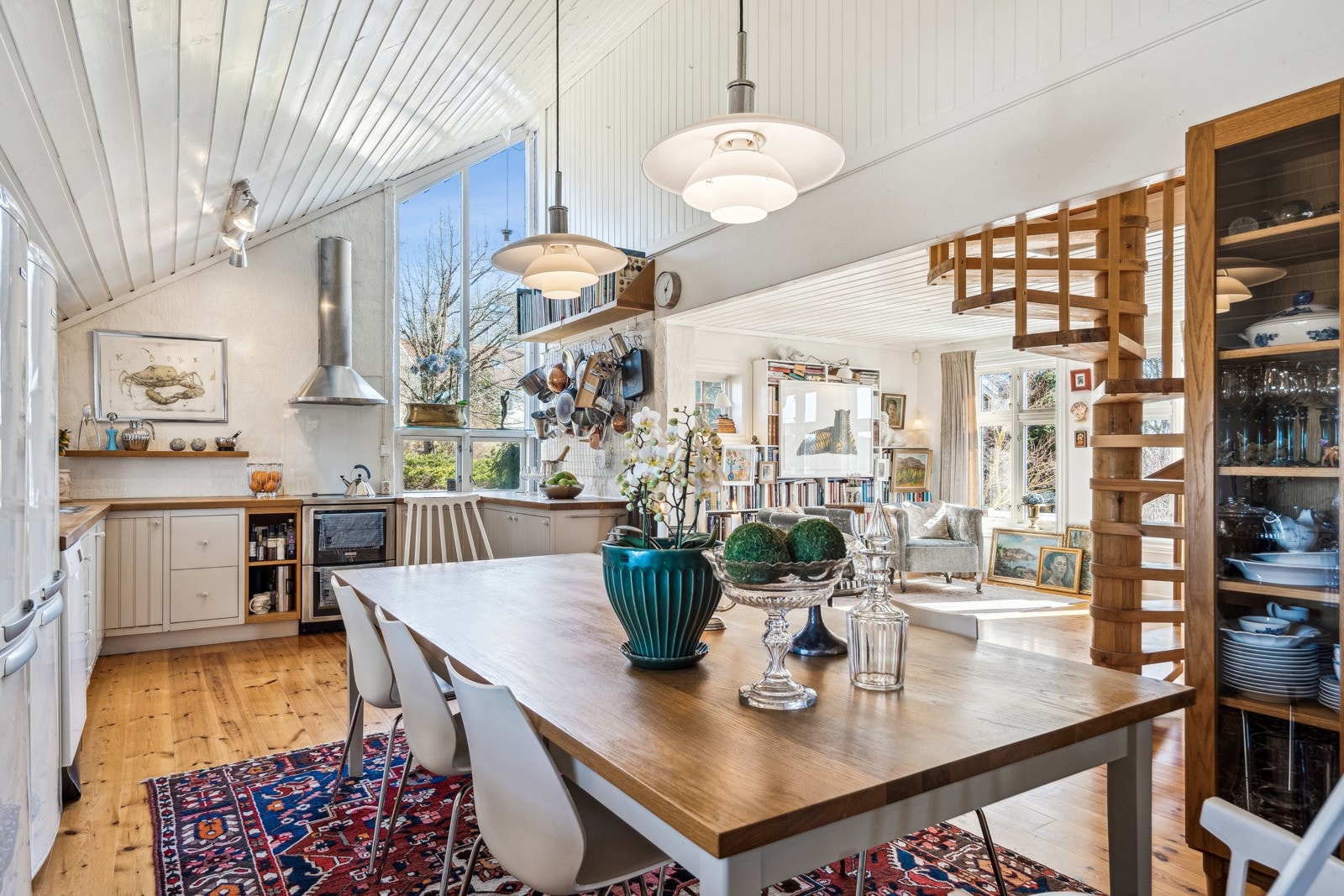 Kjøkkenet fikk ny innredning i 2010 og ligger åpent mot den ene stuen, og har tofløyede glassdører inn til tv-stuen. Galleribilde