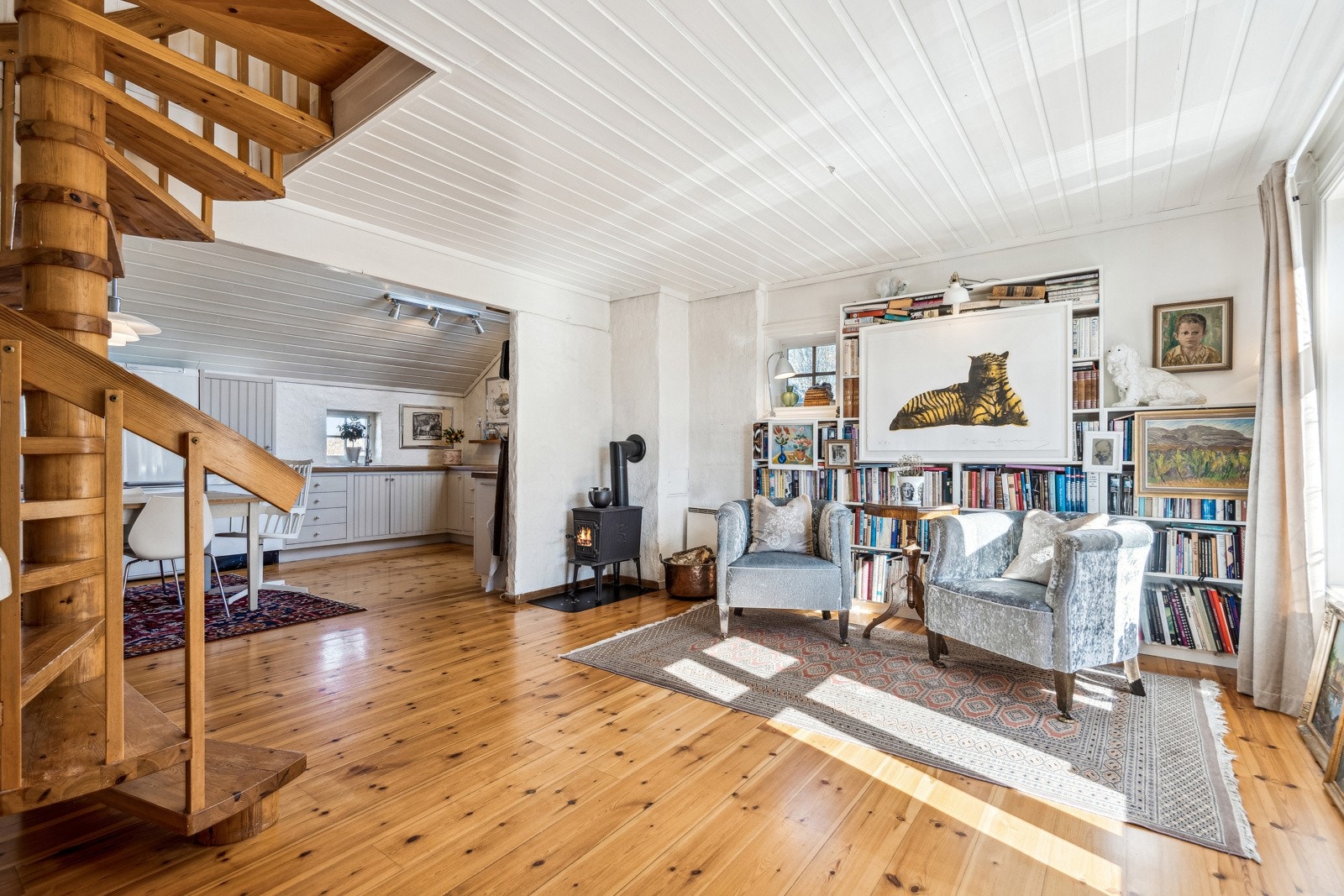 Den ene stuen ligger åpen mot kjøkkenet og har en vindeltrapp i tre opp til andre etasje. Galleribilde