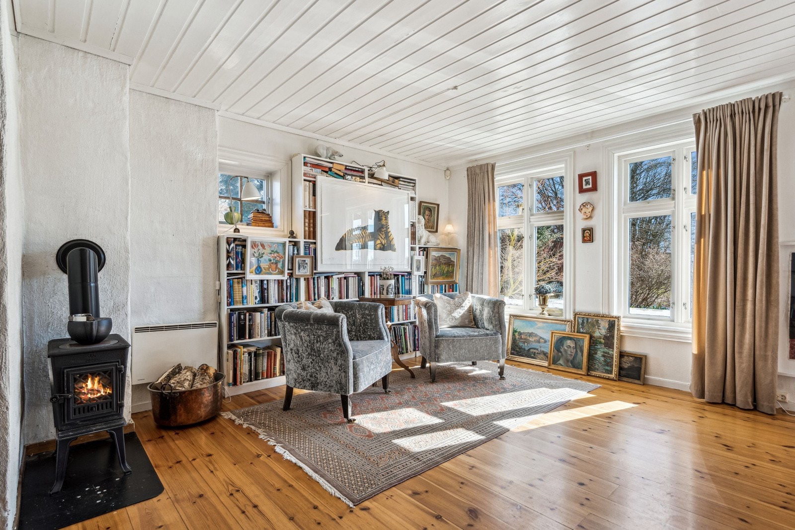 Boligen har hele fem stuer og en tv-stue i første etasje, noe som byr på stor fleksibilitet. Galleribilde