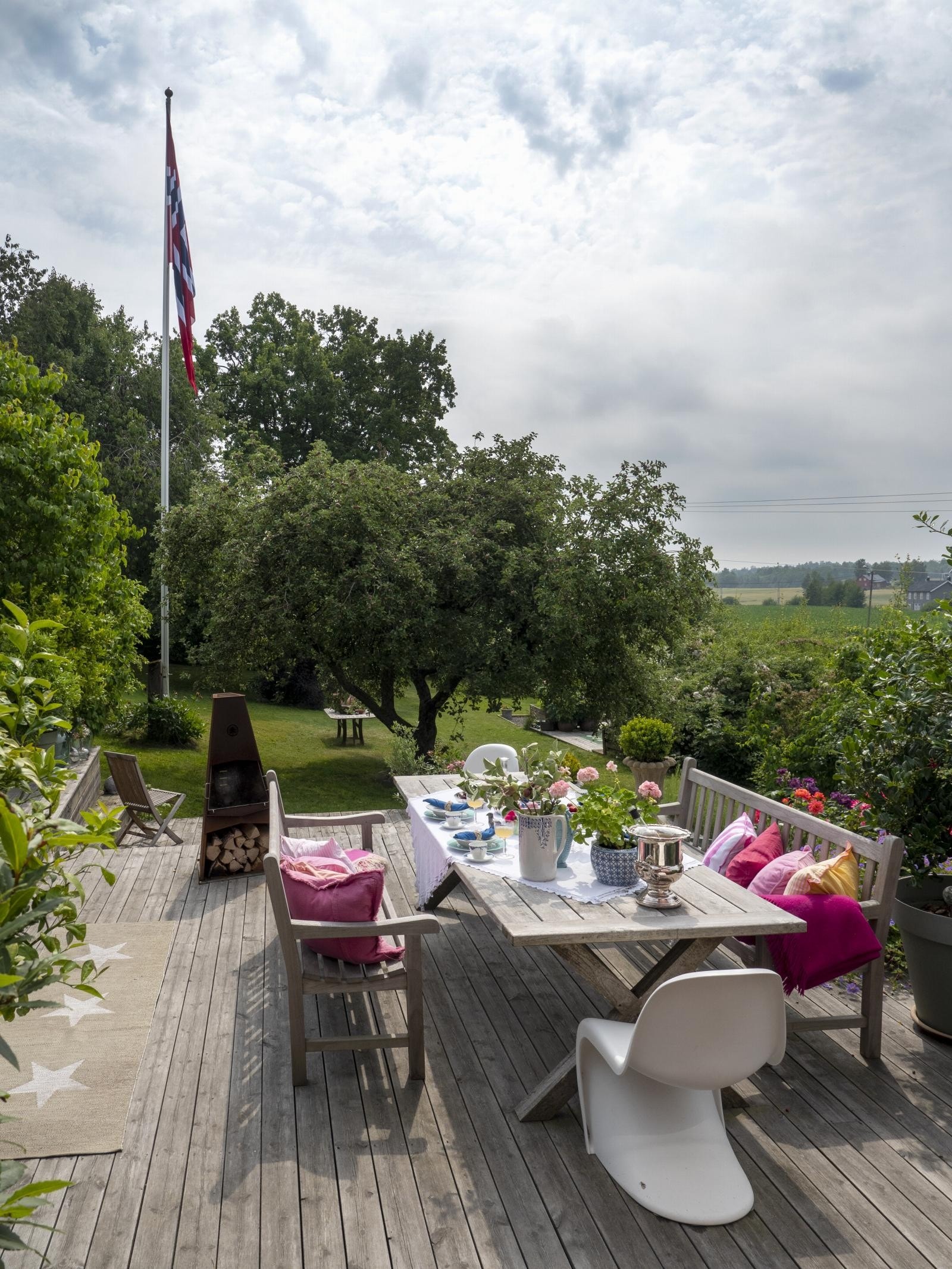 Terrasser på til sammen 230 kvm gjør at man kan ta inn hagen med alle sanser og nyte både sol og skygge. Galleribilde